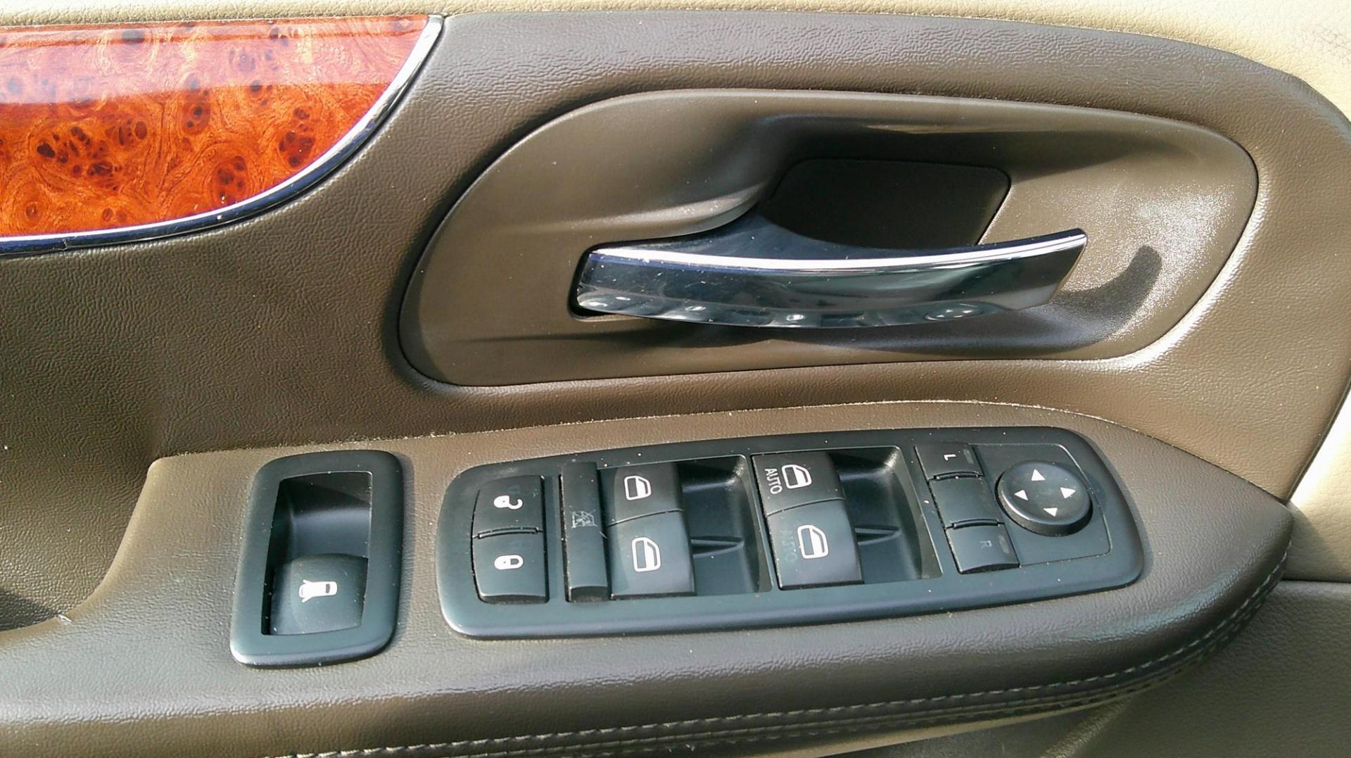 2012 BLACK Chrysler Town & Country Touring (2C4RC1BG0CR) with an 3.6L V6 DOHC 24V engine, 6-Speed Automatic transmission, located at 540a Delsea Drive, Sewell, NJ, 08080, (987) 867-5309, 39.752560, -75.111206 - Photo#11