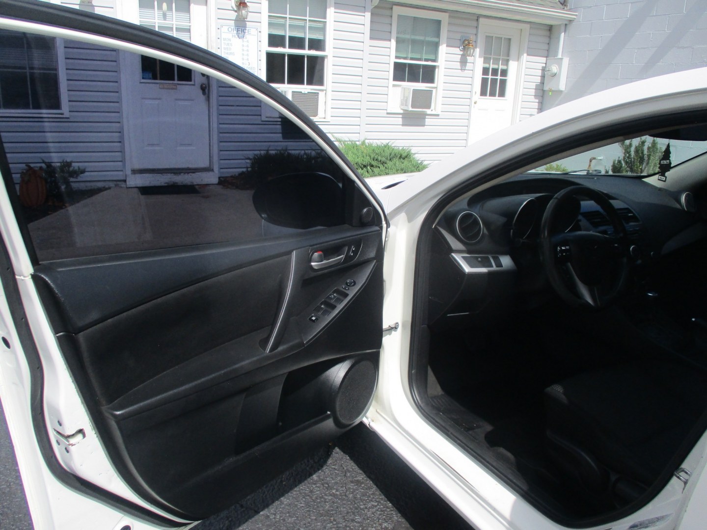 2012 WHITE Mazda MAZDA3 i Touring 4-Door (JM1BL1V89C1) with an 2.0L L4 DOHC 16V engine, located at 540a Delsea Drive, Sewell, NJ, 08080, (987) 867-5309, 39.752560, -75.111206- Photo#13
