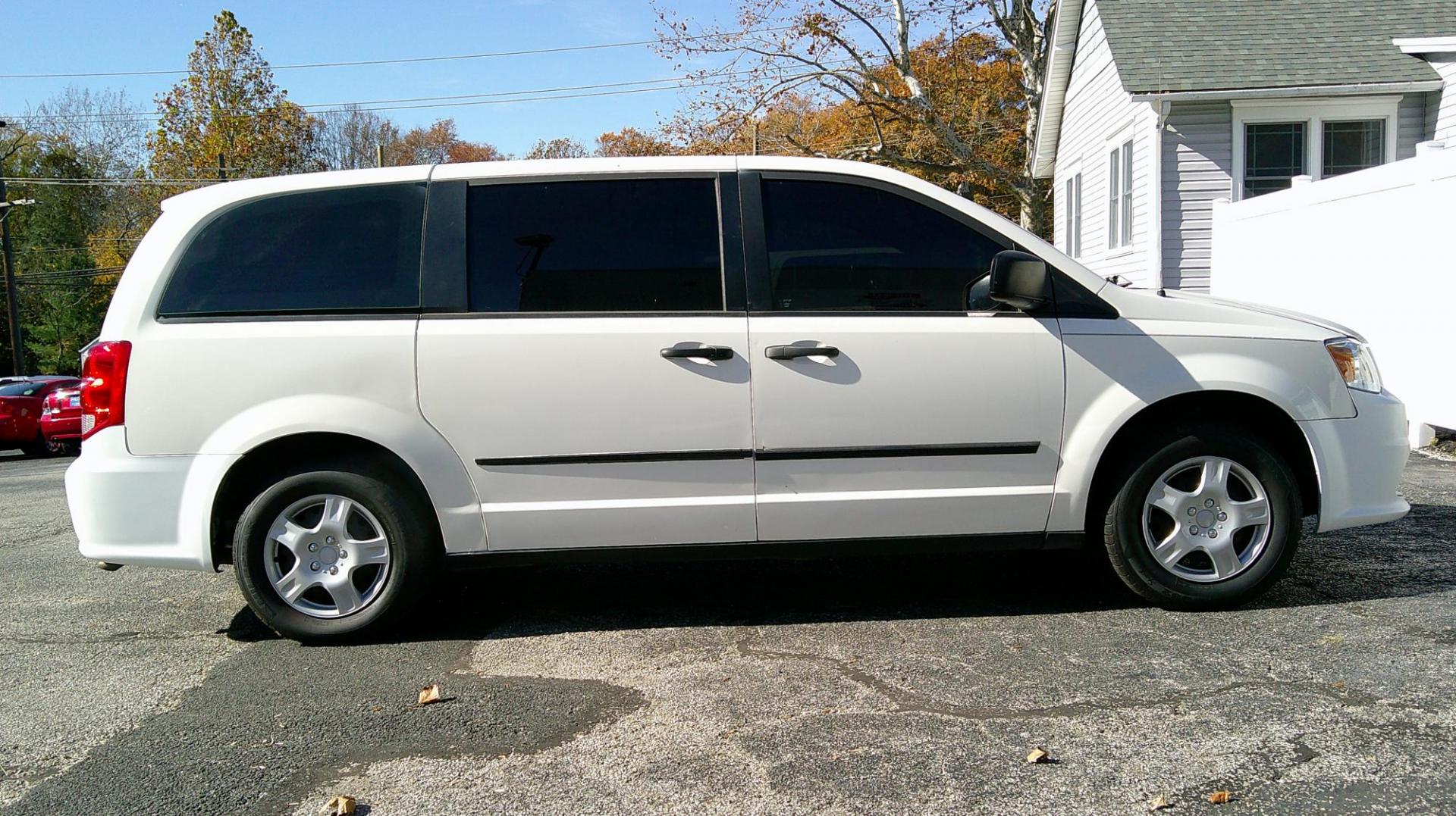 2013 WHITE Dodge Grand Caravan SE (2C4RDGBG6DR) with an 3.6L V6 DOHC 24V engine, 6-Speed Automatic transmission, located at 540a Delsea Drive, Sewell, NJ, 08080, (987) 867-5309, 39.752560, -75.111206 - Photo#6