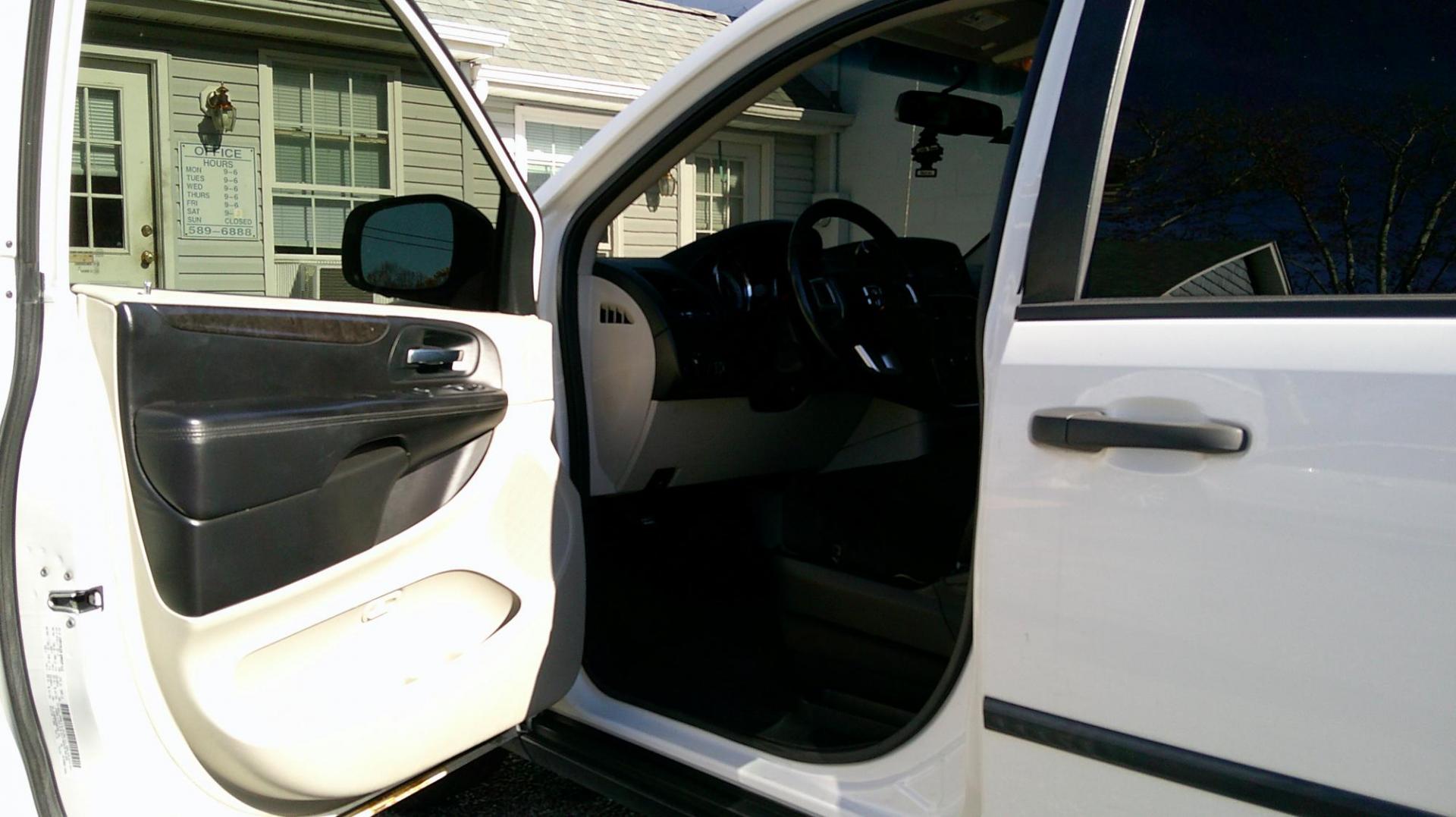 2013 WHITE Dodge Grand Caravan SE (2C4RDGBG6DR) with an 3.6L V6 DOHC 24V engine, 6-Speed Automatic transmission, located at 540a Delsea Drive, Sewell, NJ, 08080, (987) 867-5309, 39.752560, -75.111206 - Photo#9