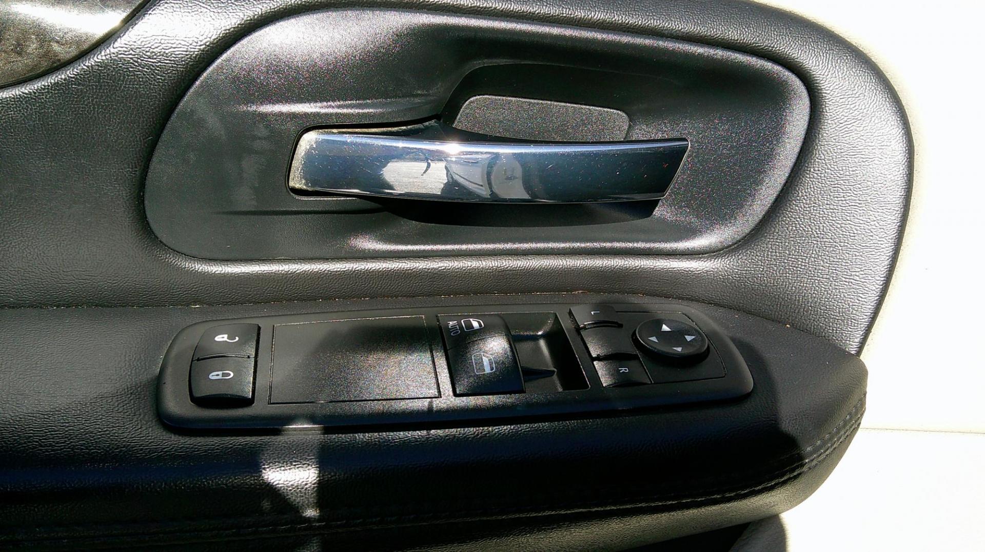 2013 WHITE Dodge Grand Caravan SE (2C4RDGBG6DR) with an 3.6L V6 DOHC 24V engine, 6-Speed Automatic transmission, located at 540a Delsea Drive, Sewell, NJ, 08080, (987) 867-5309, 39.752560, -75.111206 - Photo#10