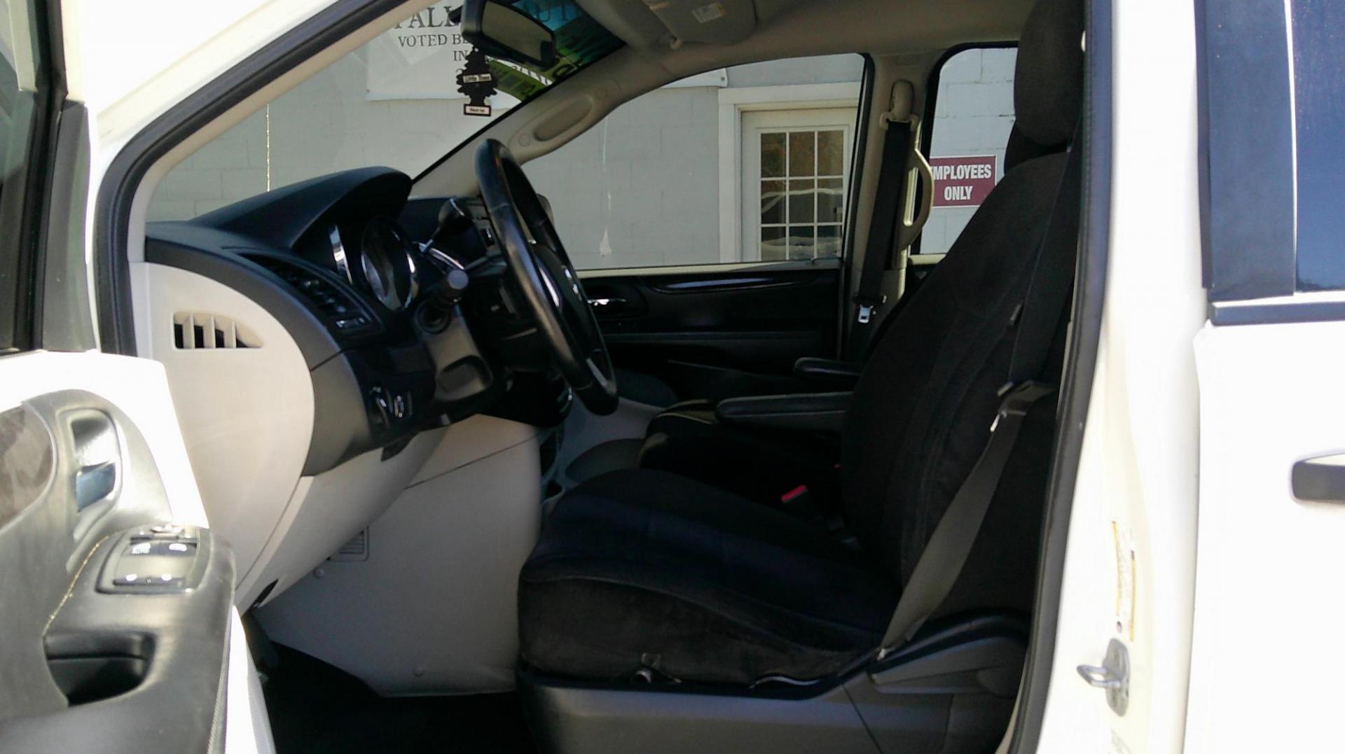 2013 WHITE Dodge Grand Caravan SE (2C4RDGBG6DR) with an 3.6L V6 DOHC 24V engine, 6-Speed Automatic transmission, located at 540a Delsea Drive, Sewell, NJ, 08080, (987) 867-5309, 39.752560, -75.111206 - Photo#11