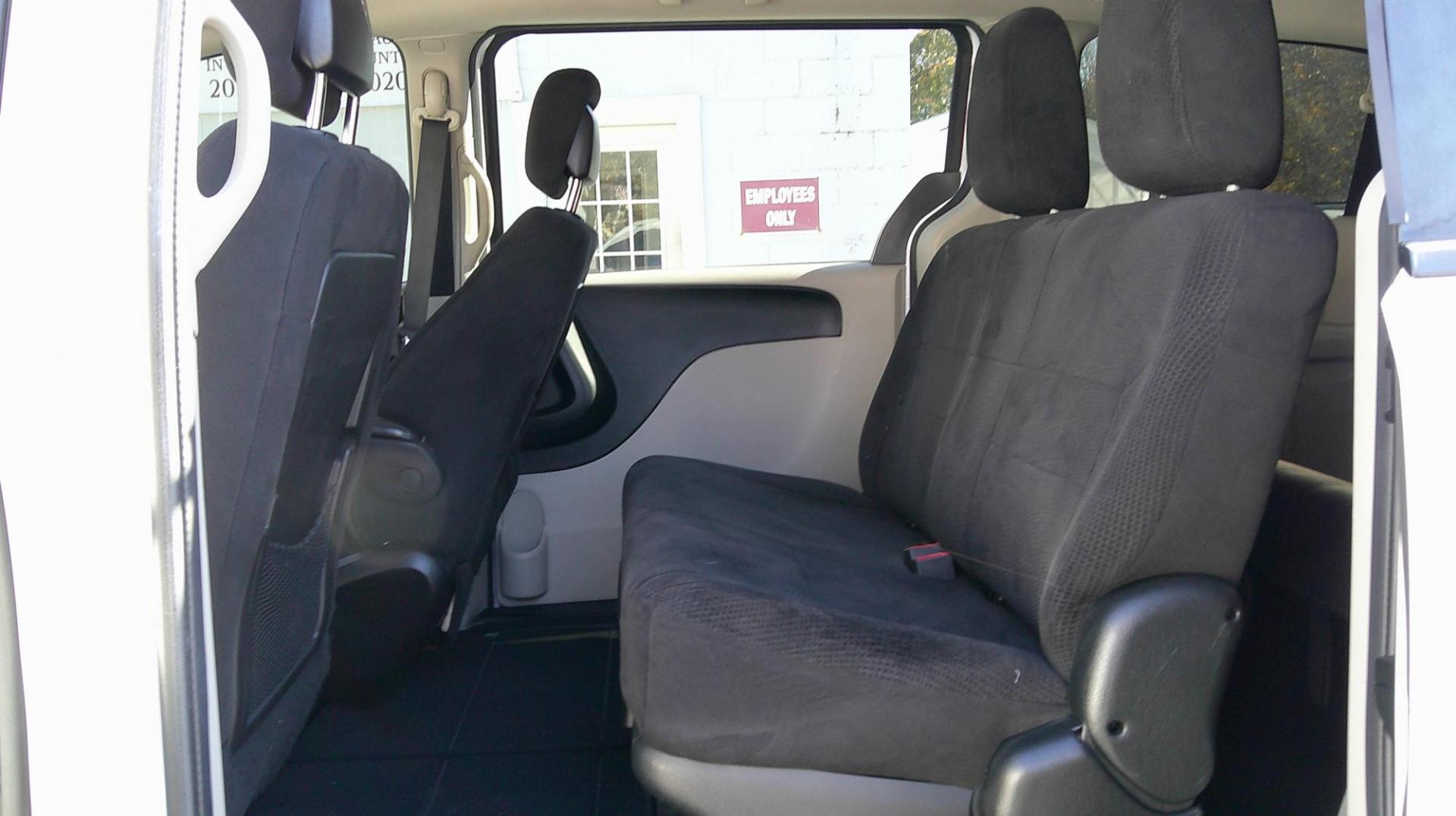 2013 WHITE Dodge Grand Caravan SE (2C4RDGBG6DR) with an 3.6L V6 DOHC 24V engine, 6-Speed Automatic transmission, located at 540a Delsea Drive, Sewell, NJ, 08080, (987) 867-5309, 39.752560, -75.111206 - Photo#14