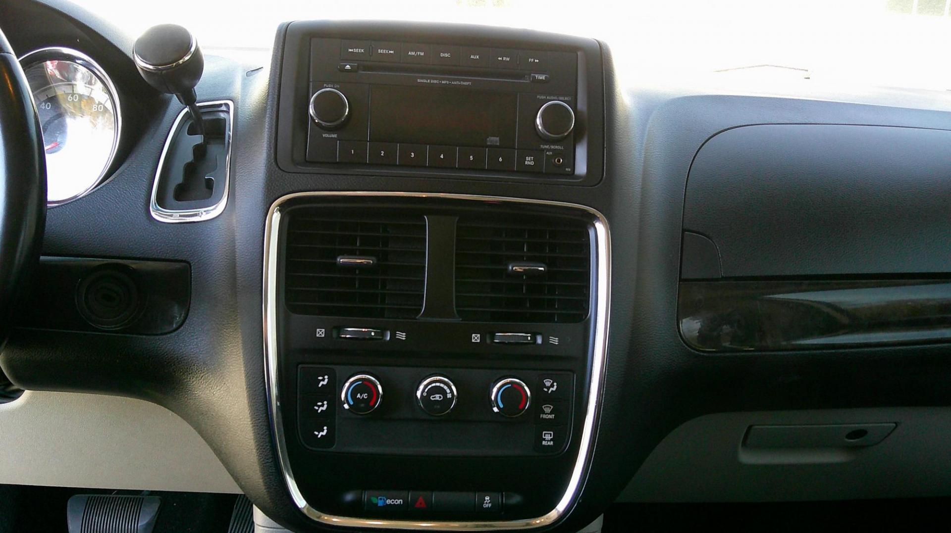 2013 WHITE Dodge Grand Caravan SE (2C4RDGBG6DR) with an 3.6L V6 DOHC 24V engine, 6-Speed Automatic transmission, located at 540a Delsea Drive, Sewell, NJ, 08080, (987) 867-5309, 39.752560, -75.111206 - Photo#19