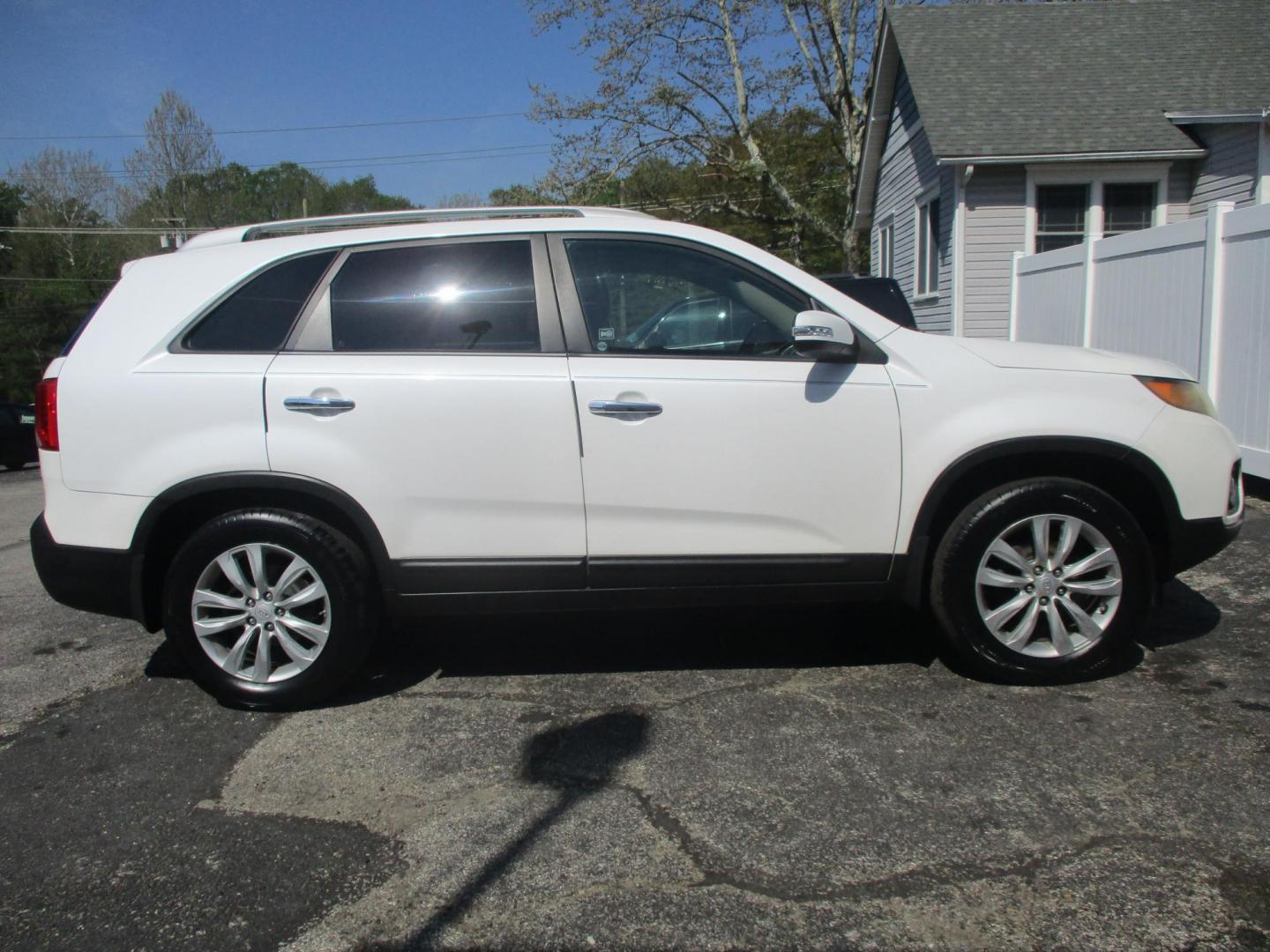 2011 WHITE Kia Sorento LX 2WD (5XYKT4A27BG) with an 3.5L V6 DOHC 24V engine, 6-Speed Automatic transmission, located at 540a Delsea Drive, Sewell, NJ, 08080, (987) 867-5309, 39.752560, -75.111206 - Photo#6