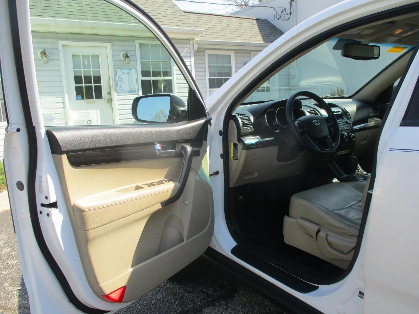 2011 WHITE Kia Sorento LX 2WD (5XYKT4A27BG) with an 3.5L V6 DOHC 24V engine, 6-Speed Automatic transmission, located at 540a Delsea Drive, Sewell, NJ, 08080, (987) 867-5309, 39.752560, -75.111206 - Photo#9