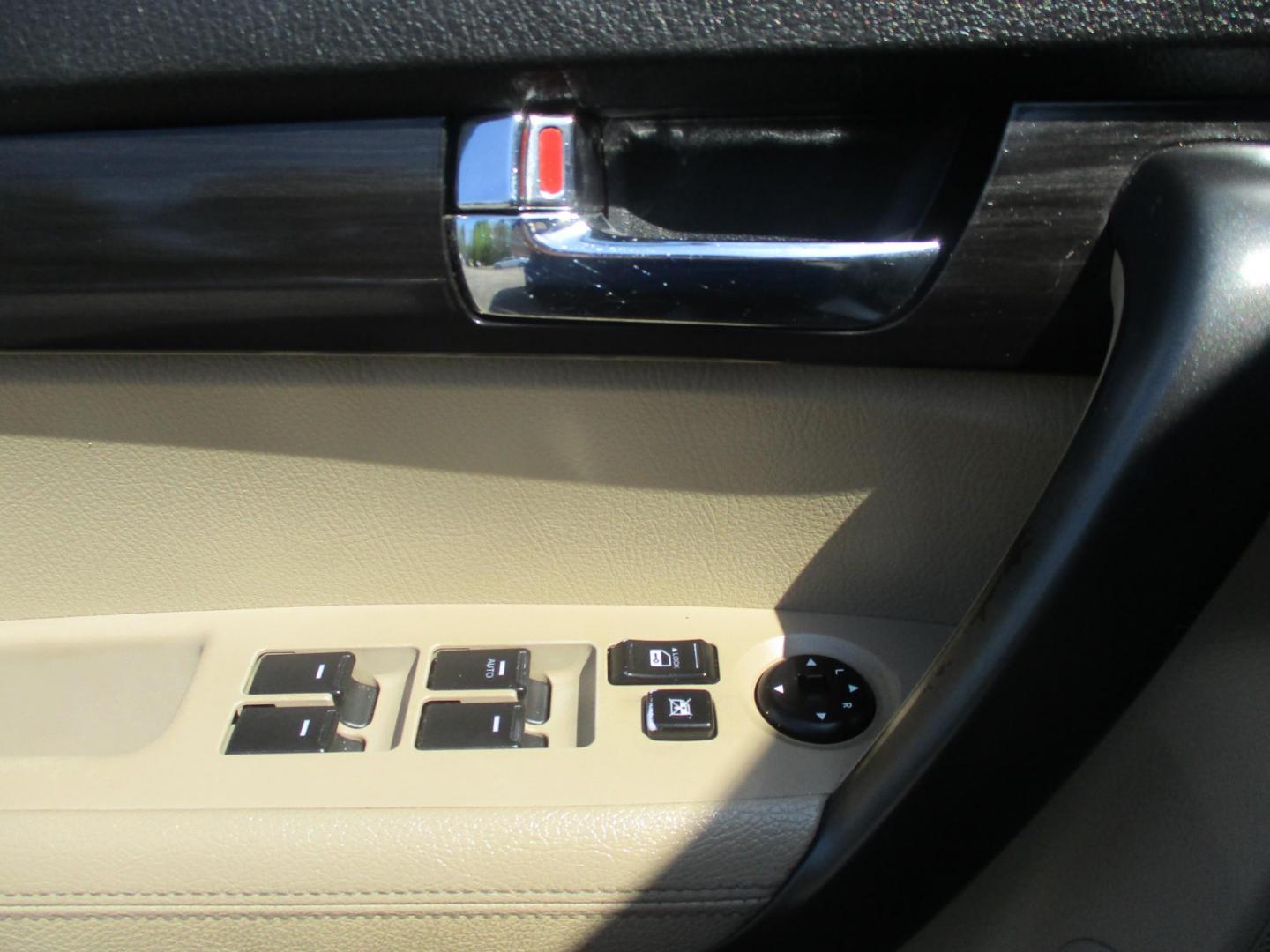 2011 WHITE Kia Sorento LX 2WD (5XYKT4A27BG) with an 3.5L V6 DOHC 24V engine, 6-Speed Automatic transmission, located at 540a Delsea Drive, Sewell, NJ, 08080, (987) 867-5309, 39.752560, -75.111206 - Photo#10