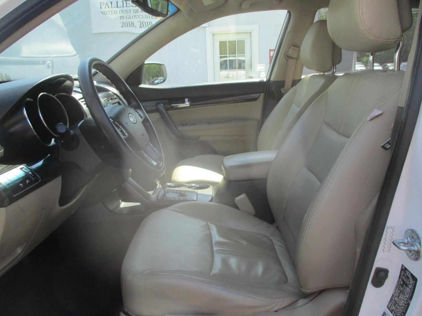 2011 WHITE Kia Sorento LX 2WD (5XYKT4A27BG) with an 3.5L V6 DOHC 24V engine, 6-Speed Automatic transmission, located at 540a Delsea Drive, Sewell, NJ, 08080, (987) 867-5309, 39.752560, -75.111206 - Photo#11