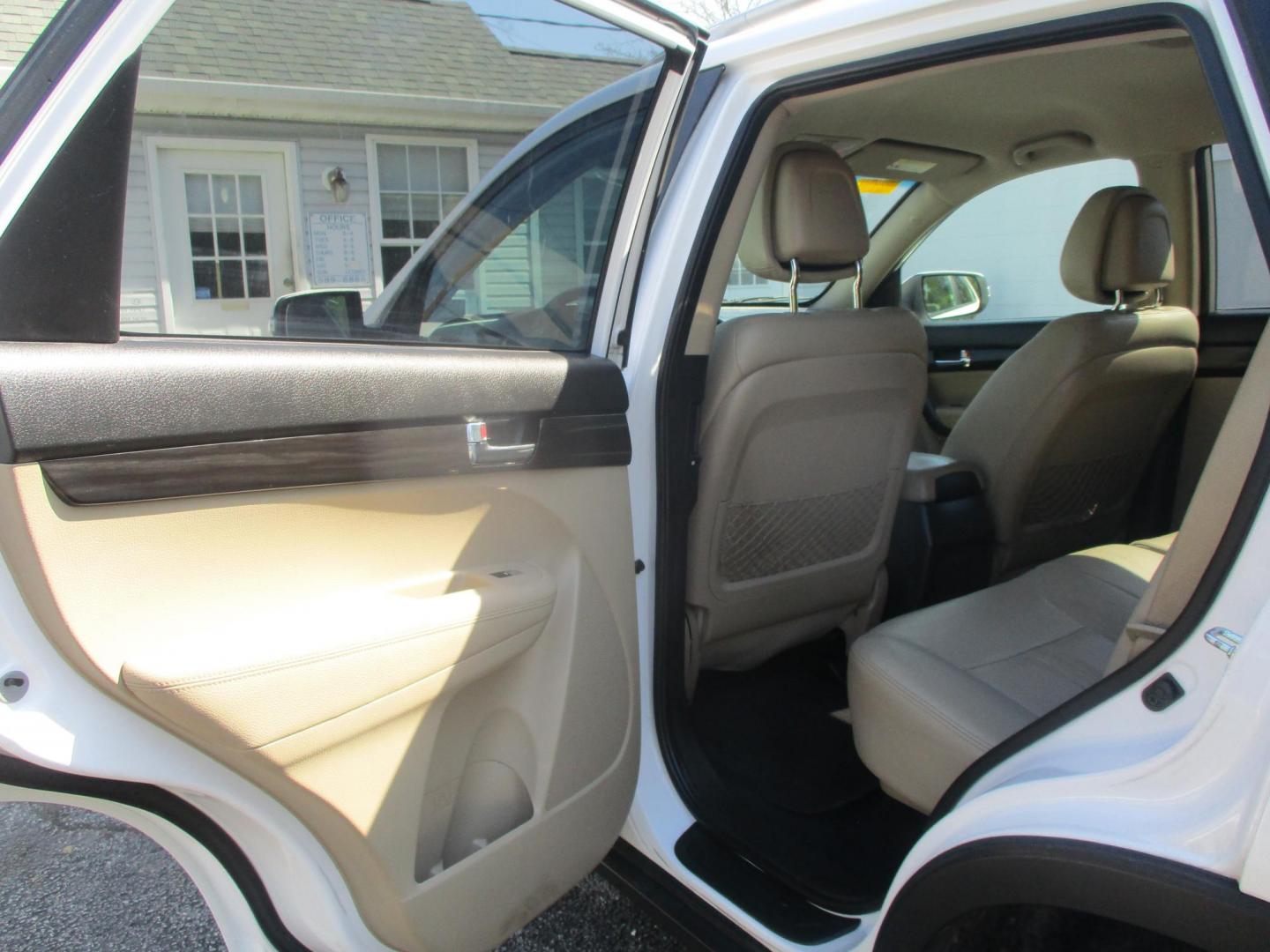 2011 WHITE Kia Sorento LX 2WD (5XYKT4A27BG) with an 3.5L V6 DOHC 24V engine, 6-Speed Automatic transmission, located at 540a Delsea Drive, Sewell, NJ, 08080, (987) 867-5309, 39.752560, -75.111206 - Photo#12