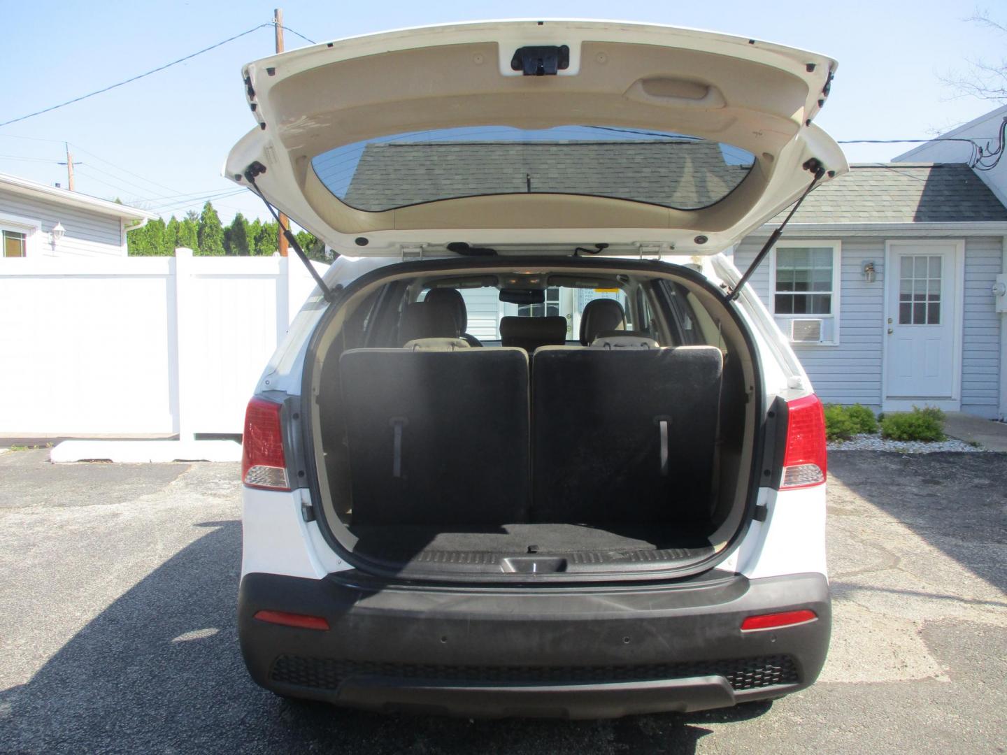 2011 WHITE Kia Sorento LX 2WD (5XYKT4A27BG) with an 3.5L V6 DOHC 24V engine, 6-Speed Automatic transmission, located at 540a Delsea Drive, Sewell, NJ, 08080, (987) 867-5309, 39.752560, -75.111206 - Photo#23