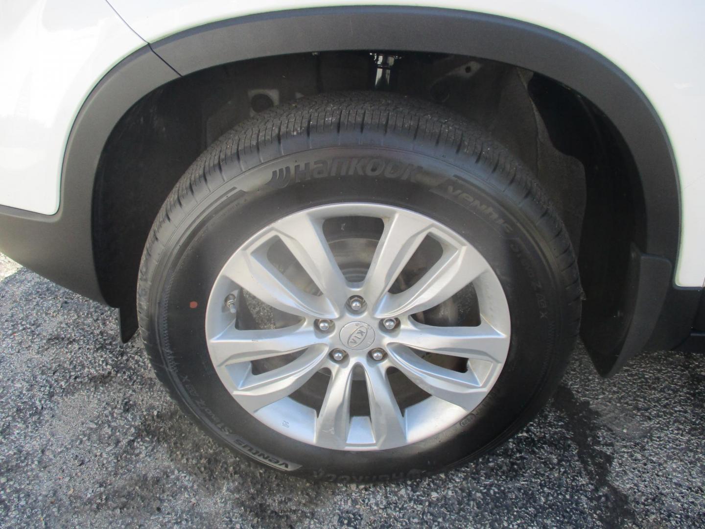 2011 WHITE Kia Sorento LX 2WD (5XYKT4A27BG) with an 3.5L V6 DOHC 24V engine, 6-Speed Automatic transmission, located at 540a Delsea Drive, Sewell, NJ, 08080, (987) 867-5309, 39.752560, -75.111206 - Photo#25