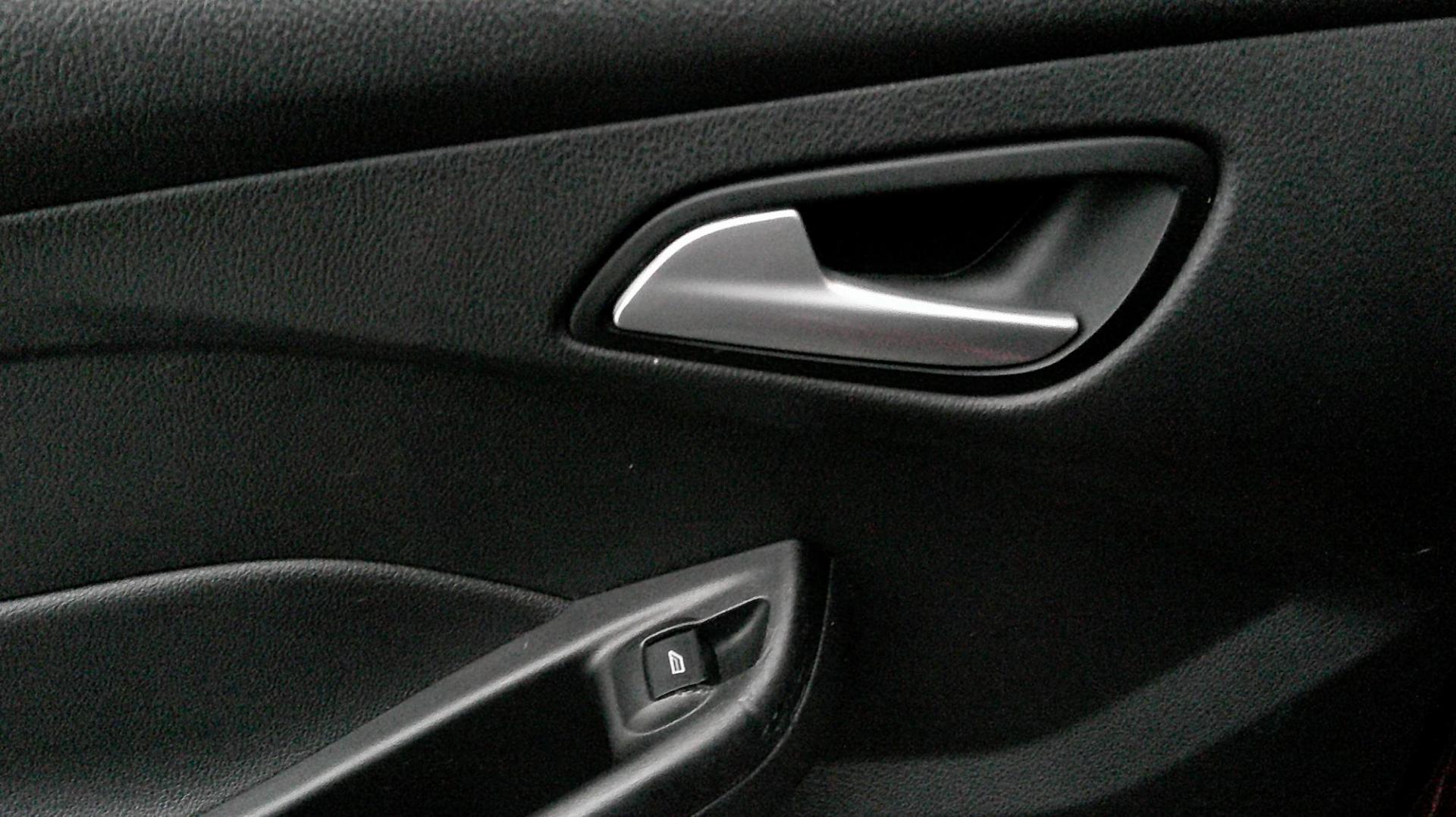 2015 RED Ford Focus SE Sedan (1FADP3F25FL) with an 2.0L L4 DOHC 16V engine, located at 540a Delsea Drive, Sewell, NJ, 08080, (987) 867-5309, 39.752560, -75.111206 - Photo#13