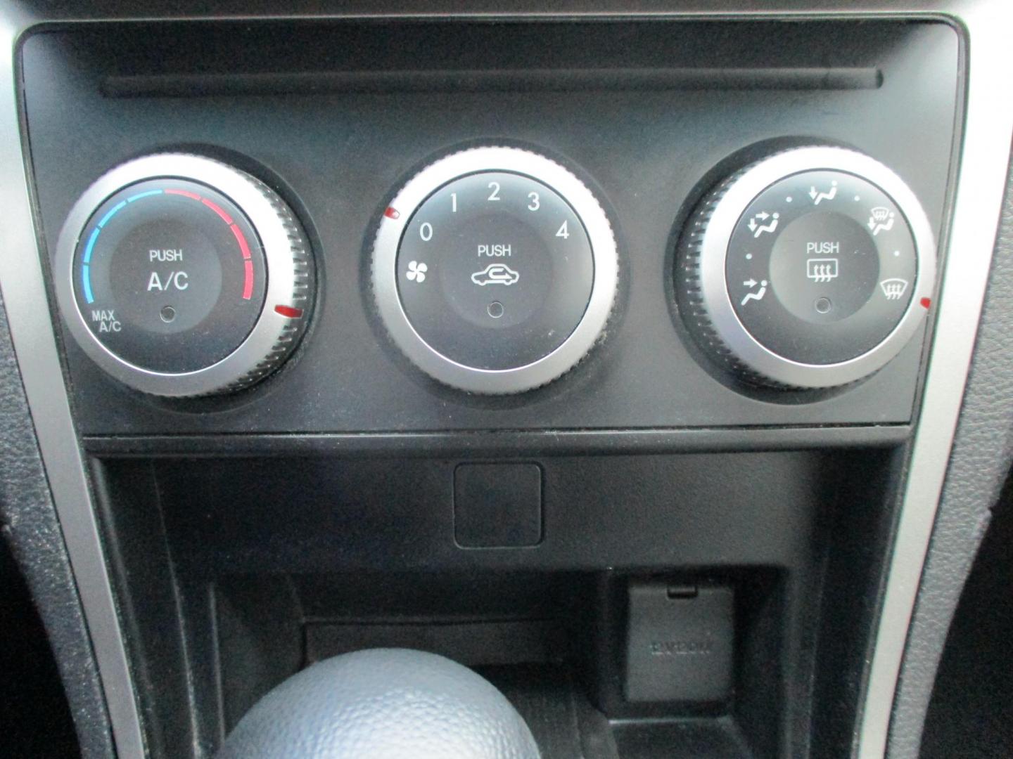 2011 WHITE Mazda MAZDA6 I Touring (1YVHZ8BH4B5) with an 2.5L L4 DOHC 16V engine, AUTOMATIC transmission, located at 540a Delsea Drive, Sewell, NJ, 08080, (987) 867-5309, 39.752560, -75.111206 - Photo#19