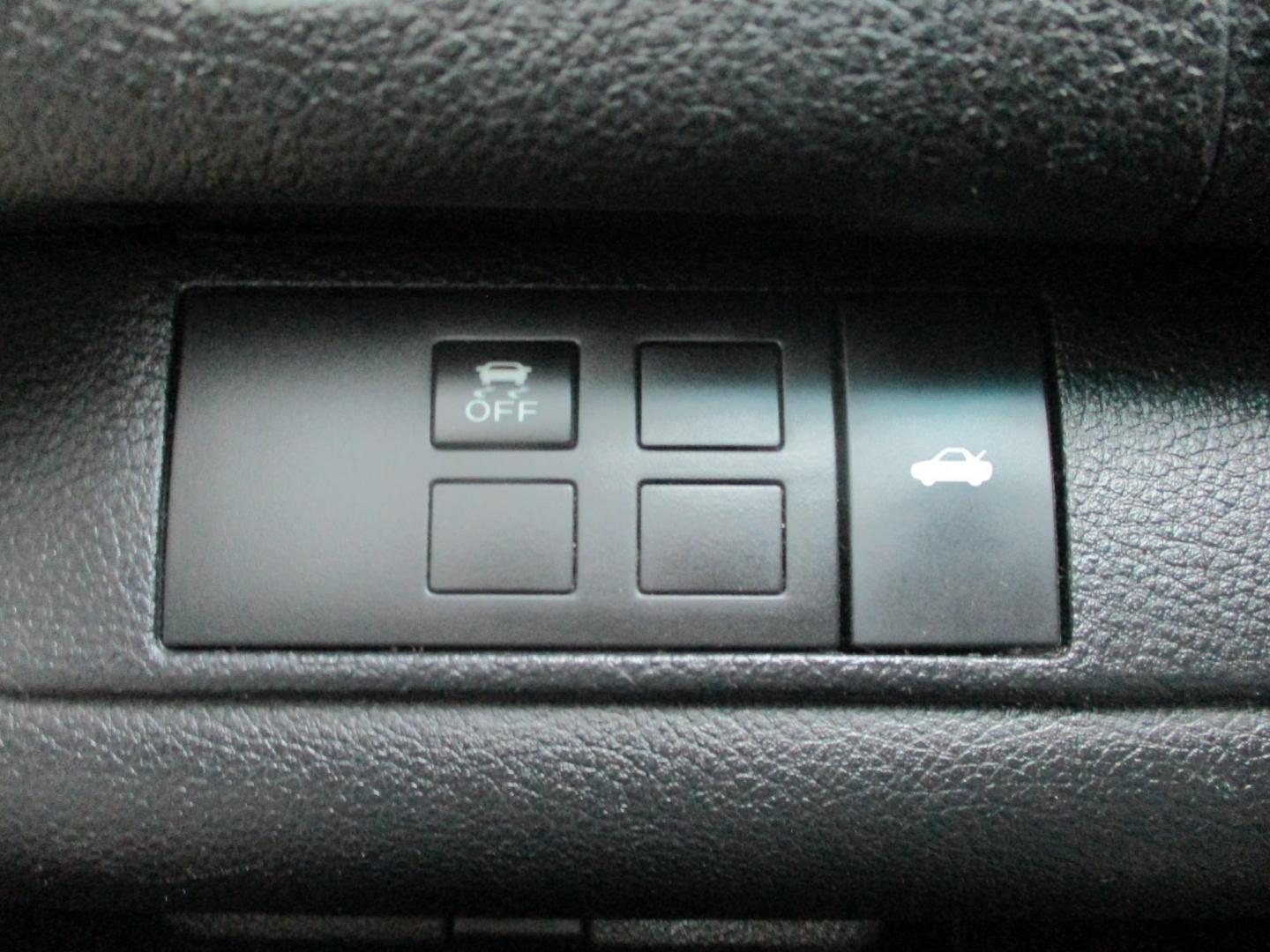 2011 WHITE Mazda MAZDA6 I Touring (1YVHZ8BH4B5) with an 2.5L L4 DOHC 16V engine, AUTOMATIC transmission, located at 540a Delsea Drive, Sewell, NJ, 08080, (987) 867-5309, 39.752560, -75.111206 - Photo#21