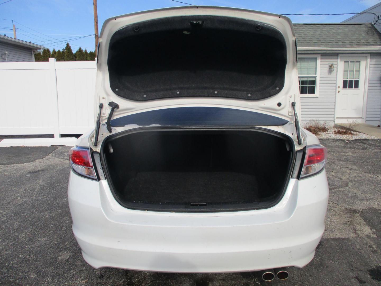 2011 WHITE Mazda MAZDA6 I Touring (1YVHZ8BH4B5) with an 2.5L L4 DOHC 16V engine, AUTOMATIC transmission, located at 540a Delsea Drive, Sewell, NJ, 08080, (987) 867-5309, 39.752560, -75.111206 - Photo#23