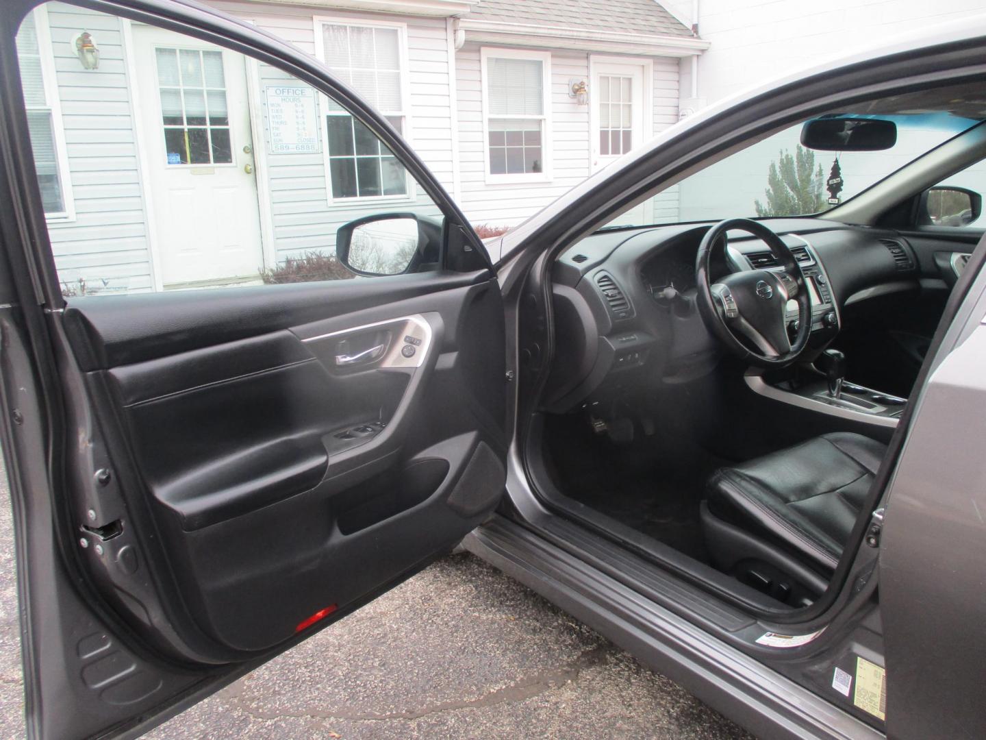 2015 GRAY Nissan Altima 2.5 S (1N4AL3APXFN) with an 2.5L L4 DOHC 16V engine, Continuously Variable Transmission transmission, located at 540a Delsea Drive, Sewell, NJ, 08080, (987) 867-5309, 39.752560, -75.111206 - Photo#10
