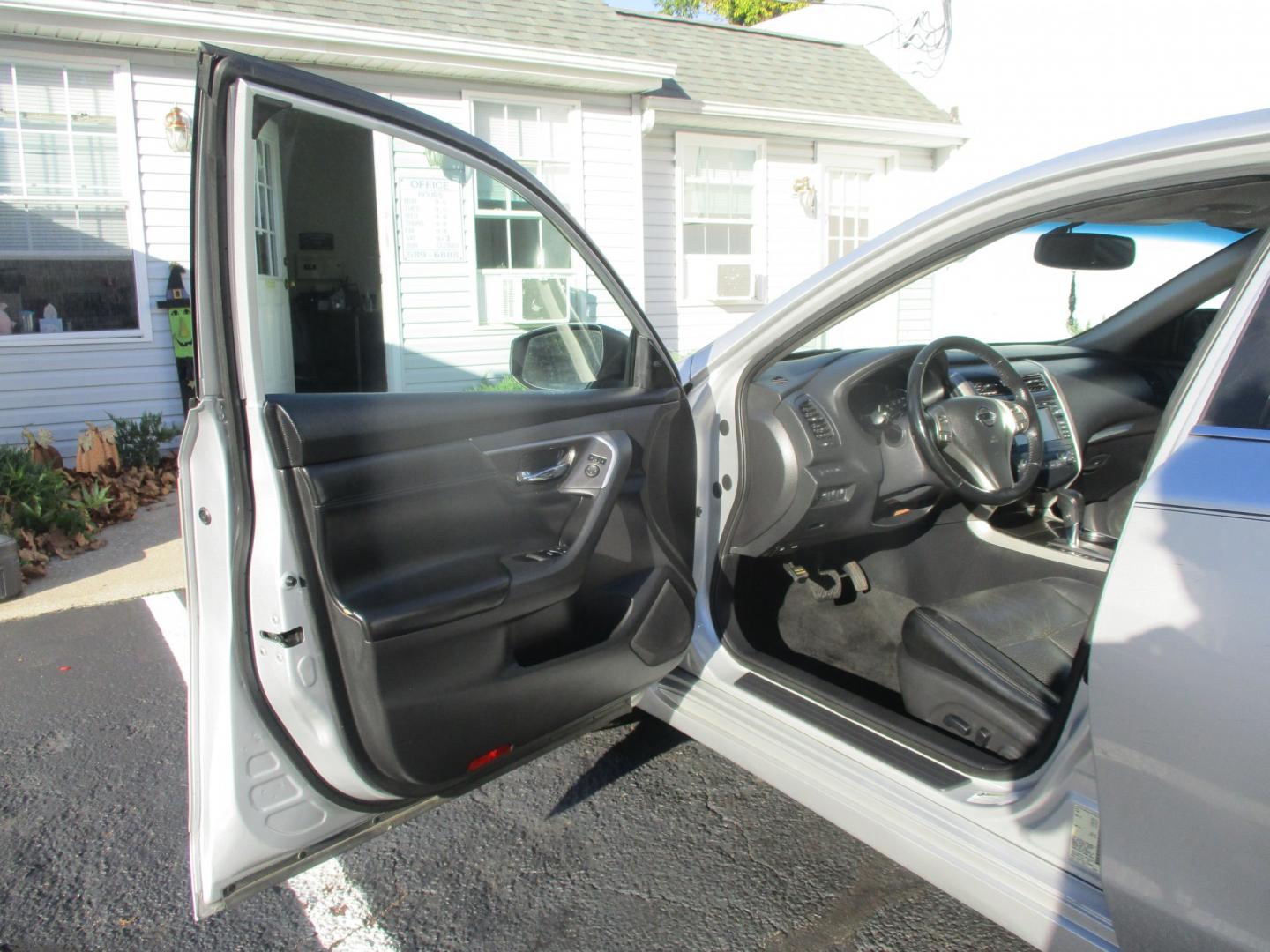 2014 SILVER Nissan Altima 2.5 SL (1N4AL3AP5EC) with an 2.5L L4 DOHC 16V engine, Continuously Variable Transmission transmission, located at 540a Delsea Drive, Sewell, NJ, 08080, (987) 867-5309, 39.752560, -75.111206- Photo#11
