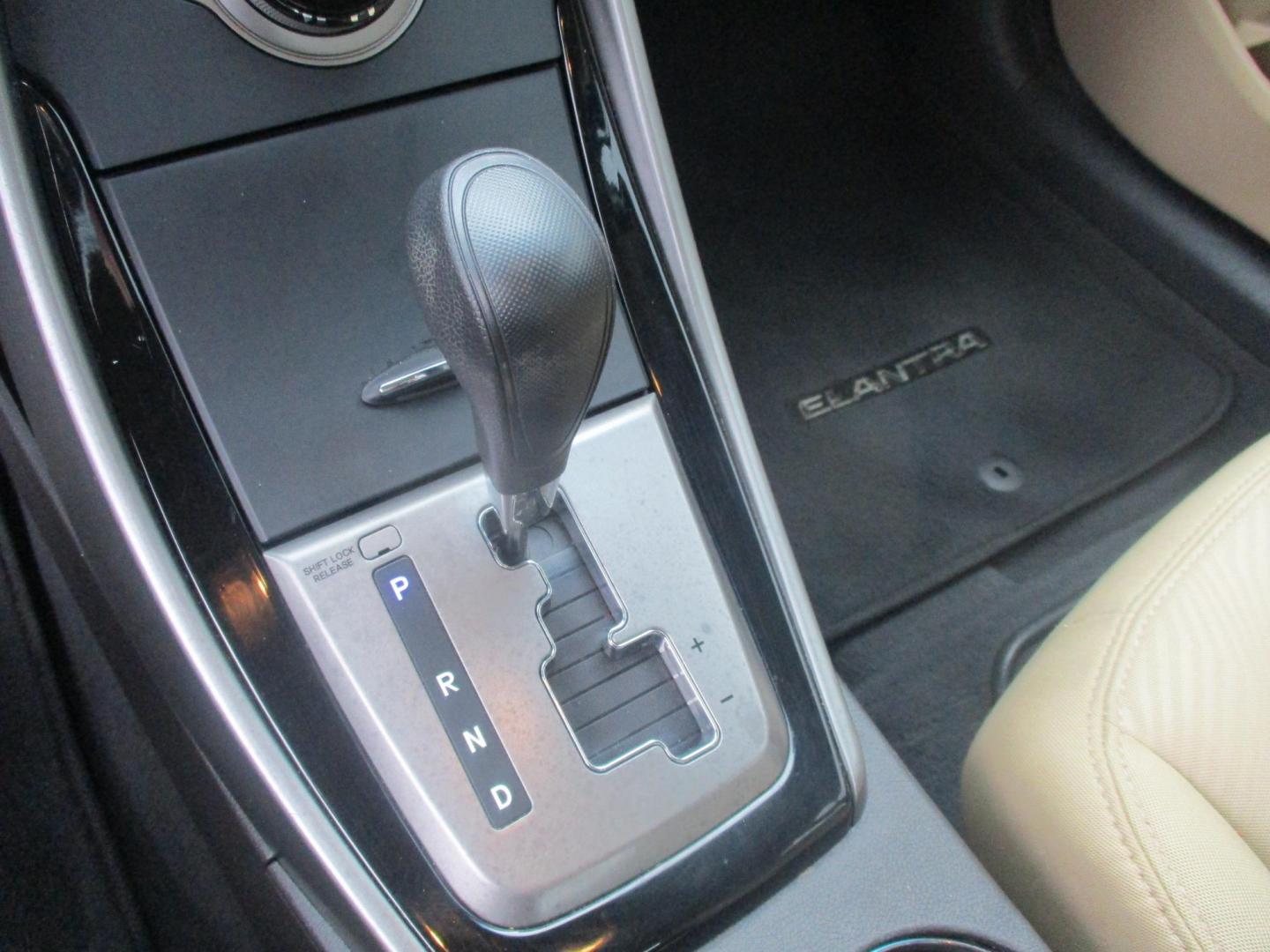 2013 WHITE Hyundai Elantra Limited (5NPDH4AE0DH) with an 1.8L L4 DOHC 16V engine, 6-Speed Automatic transmission, located at 540a Delsea Drive, Sewell, NJ, 08080, (987) 867-5309, 39.752560, -75.111206 - Photo#18