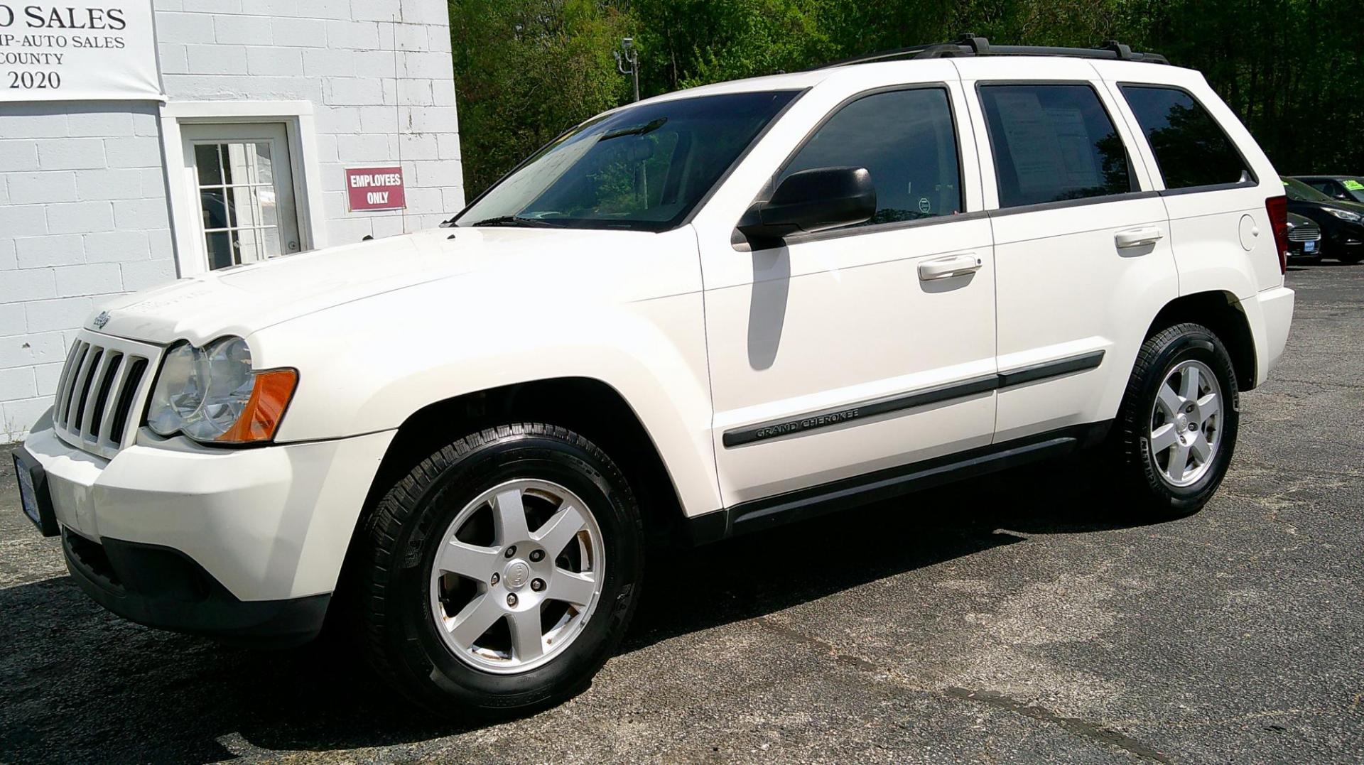 2009 WHITE Jeep Grand Cherokee Laredo 4WD (1J8GR48K89C) with an 3.7L V6 SOHC 12V engine, 5-Speed Automatic transmission, located at 540a Delsea Drive, Sewell, NJ, 08080, (987) 867-5309, 39.752560, -75.111206 - Photo#1