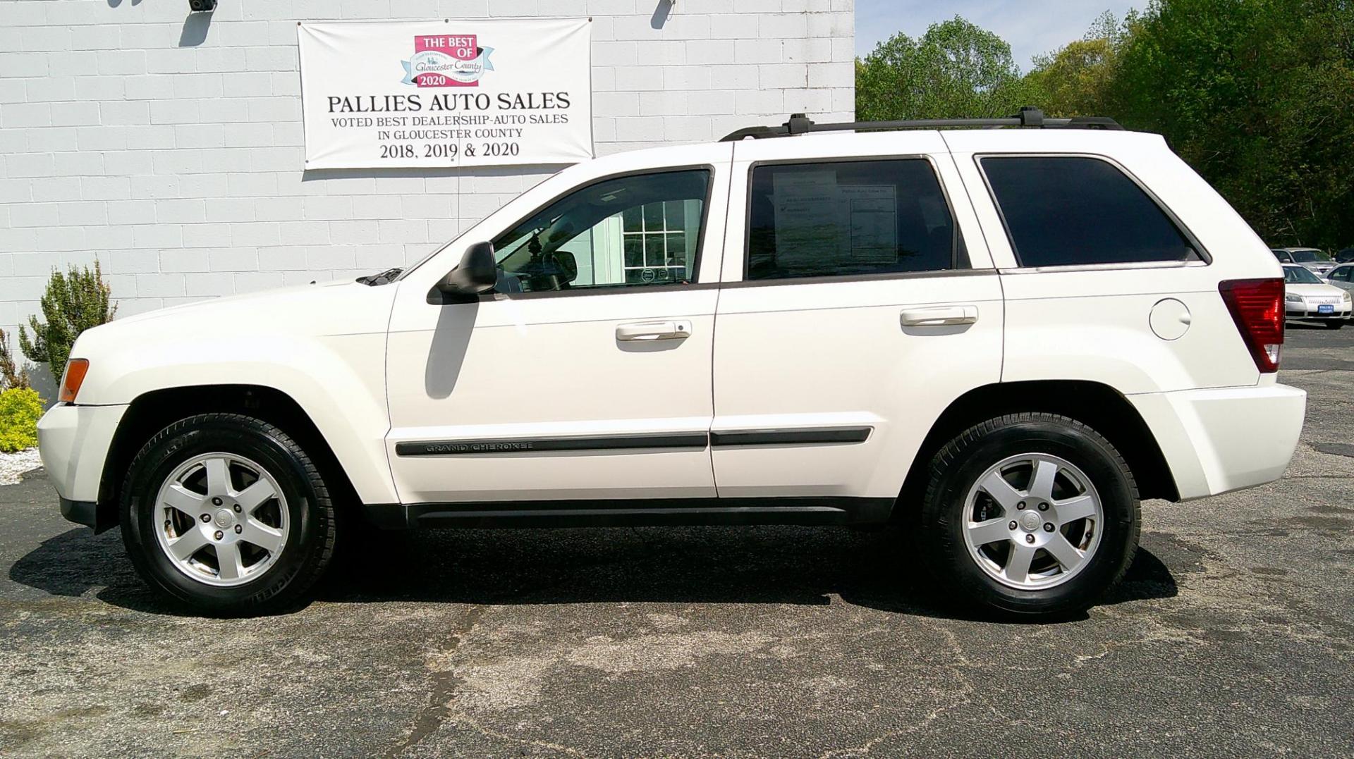 2009 WHITE Jeep Grand Cherokee Laredo 4WD (1J8GR48K89C) with an 3.7L V6 SOHC 12V engine, 5-Speed Automatic transmission, located at 540a Delsea Drive, Sewell, NJ, 08080, (987) 867-5309, 39.752560, -75.111206 - Photo#2