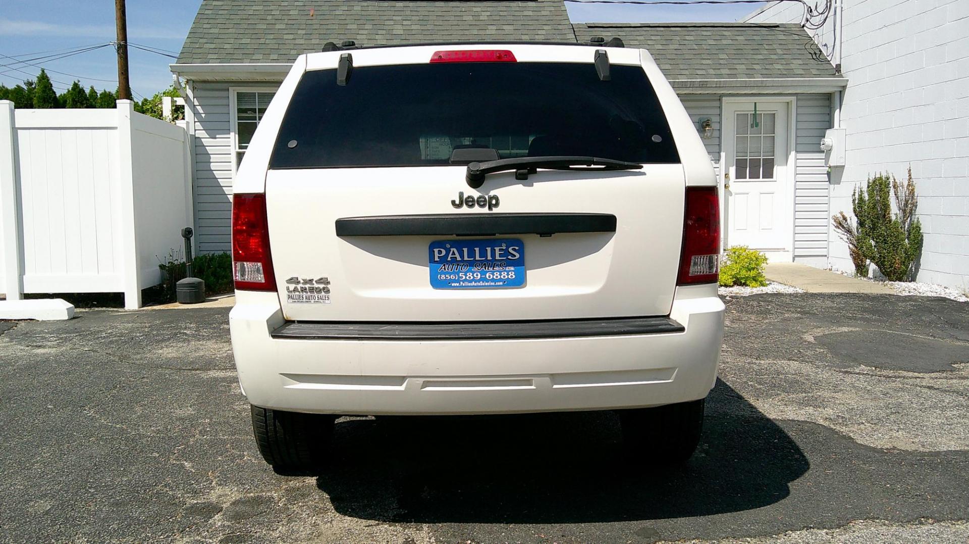 2009 WHITE Jeep Grand Cherokee Laredo 4WD (1J8GR48K89C) with an 3.7L V6 SOHC 12V engine, 5-Speed Automatic transmission, located at 540a Delsea Drive, Sewell, NJ, 08080, (987) 867-5309, 39.752560, -75.111206 - Photo#4