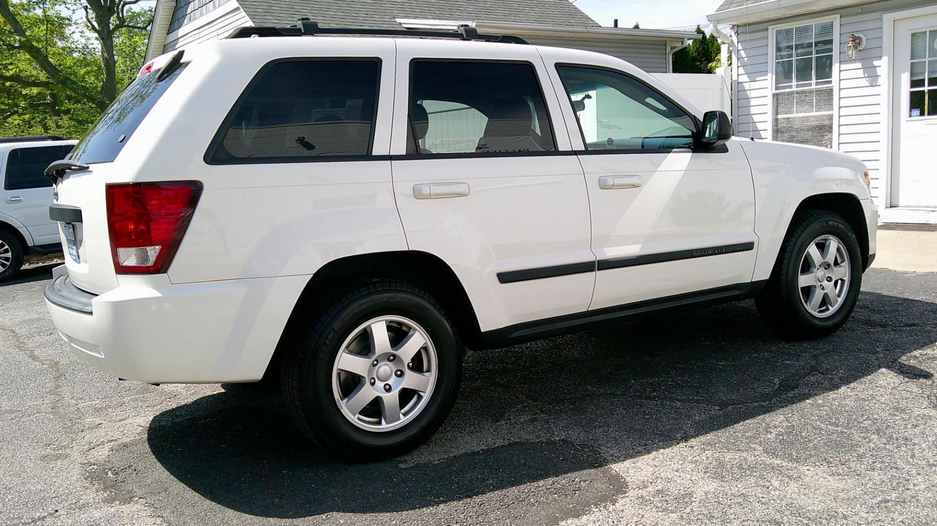 2009 WHITE Jeep Grand Cherokee Laredo 4WD (1J8GR48K89C) with an 3.7L V6 SOHC 12V engine, 5-Speed Automatic transmission, located at 540a Delsea Drive, Sewell, NJ, 08080, (987) 867-5309, 39.752560, -75.111206 - Photo#5