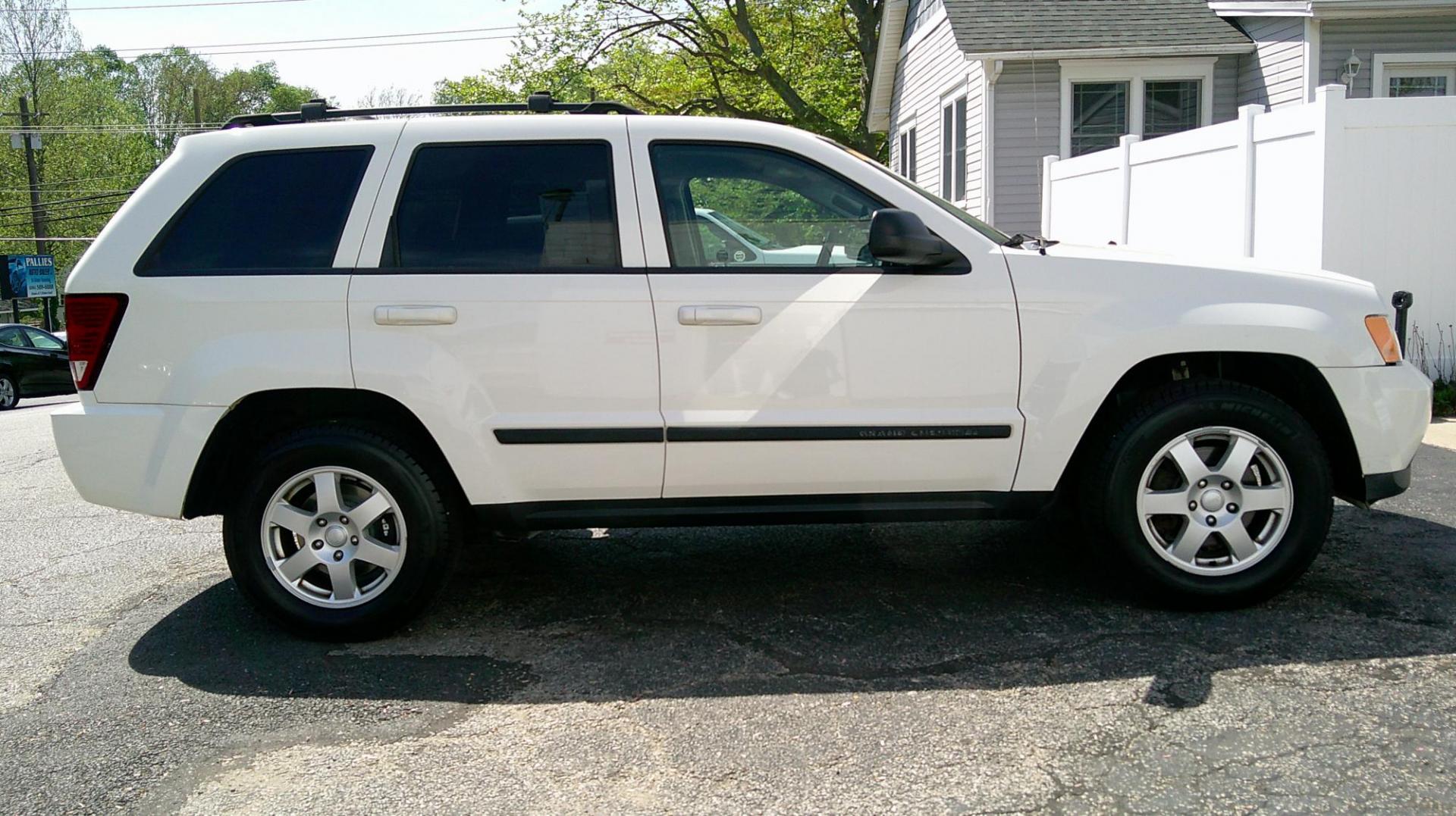 2009 WHITE Jeep Grand Cherokee Laredo 4WD (1J8GR48K89C) with an 3.7L V6 SOHC 12V engine, 5-Speed Automatic transmission, located at 540a Delsea Drive, Sewell, NJ, 08080, (987) 867-5309, 39.752560, -75.111206 - Photo#6