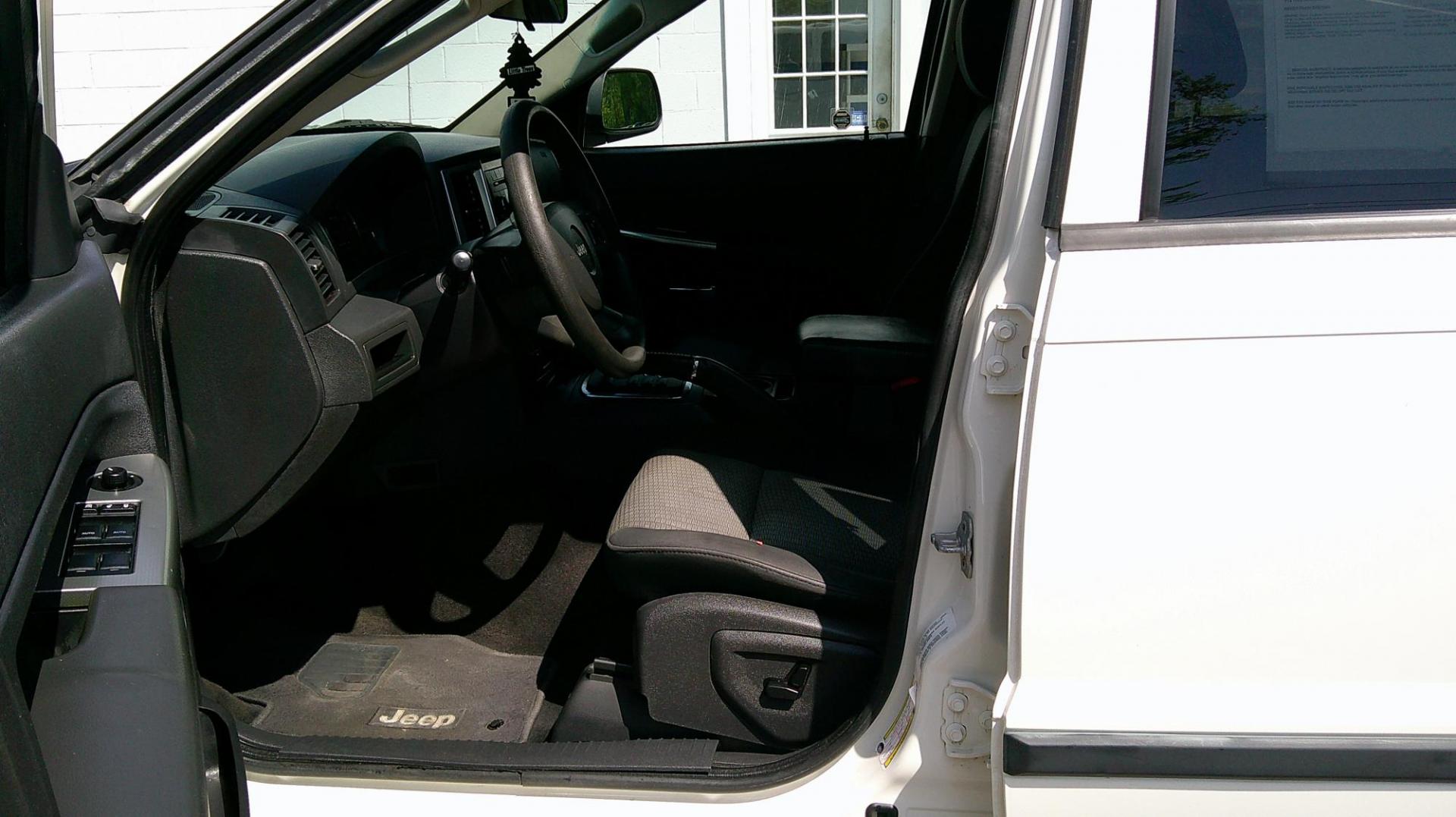 2009 WHITE Jeep Grand Cherokee Laredo 4WD (1J8GR48K89C) with an 3.7L V6 SOHC 12V engine, 5-Speed Automatic transmission, located at 540a Delsea Drive, Sewell, NJ, 08080, (987) 867-5309, 39.752560, -75.111206 - Photo#10