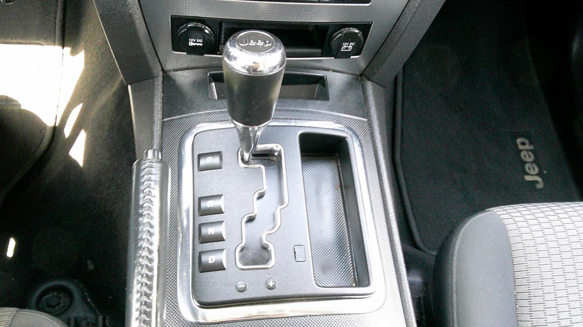 2009 WHITE Jeep Grand Cherokee Laredo 4WD (1J8GR48K89C) with an 3.7L V6 SOHC 12V engine, 5-Speed Automatic transmission, located at 540a Delsea Drive, Sewell, NJ, 08080, (987) 867-5309, 39.752560, -75.111206 - Photo#19