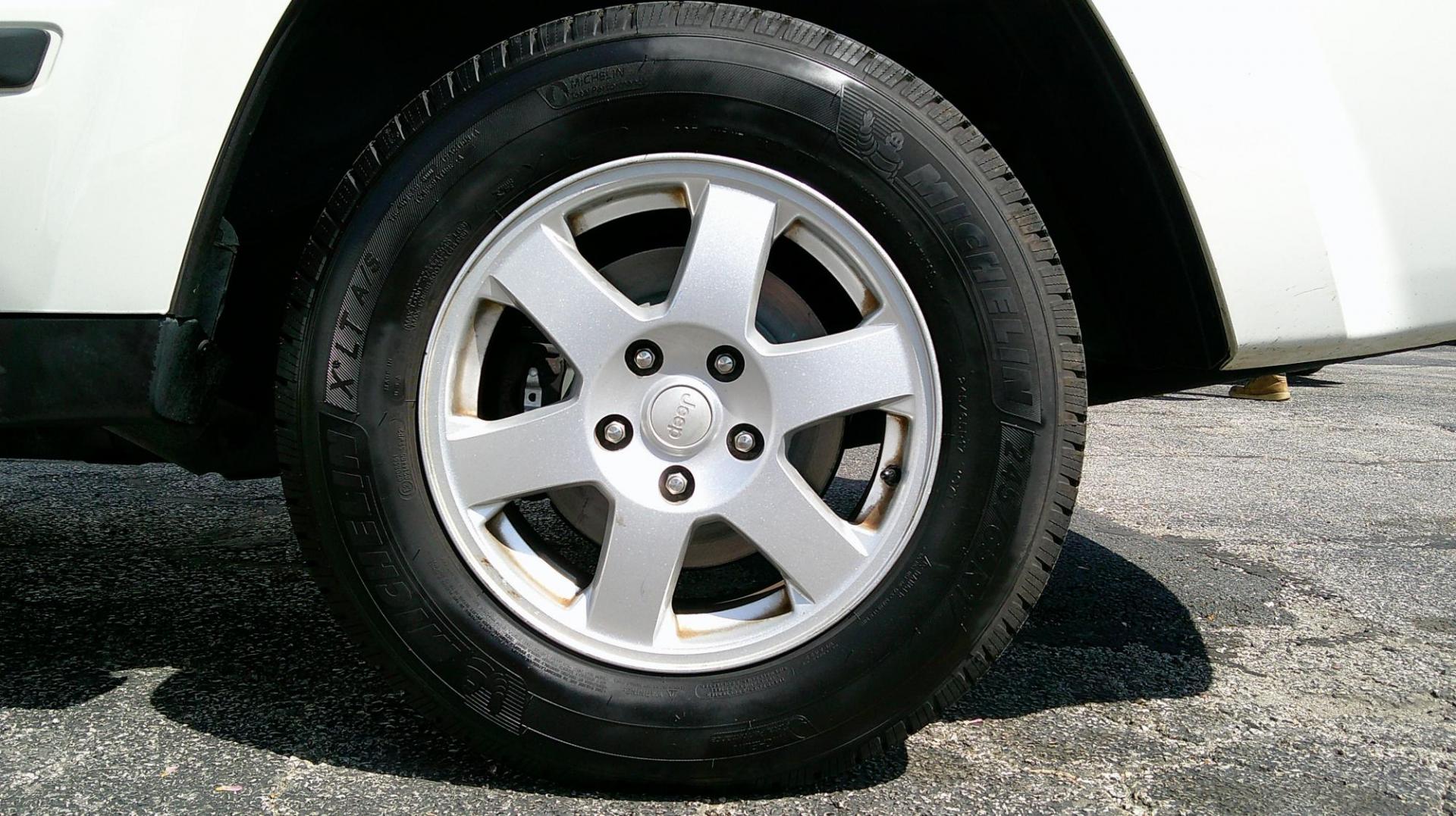 2009 WHITE Jeep Grand Cherokee Laredo 4WD (1J8GR48K89C) with an 3.7L V6 SOHC 12V engine, 5-Speed Automatic transmission, located at 540a Delsea Drive, Sewell, NJ, 08080, (987) 867-5309, 39.752560, -75.111206 - Photo#23