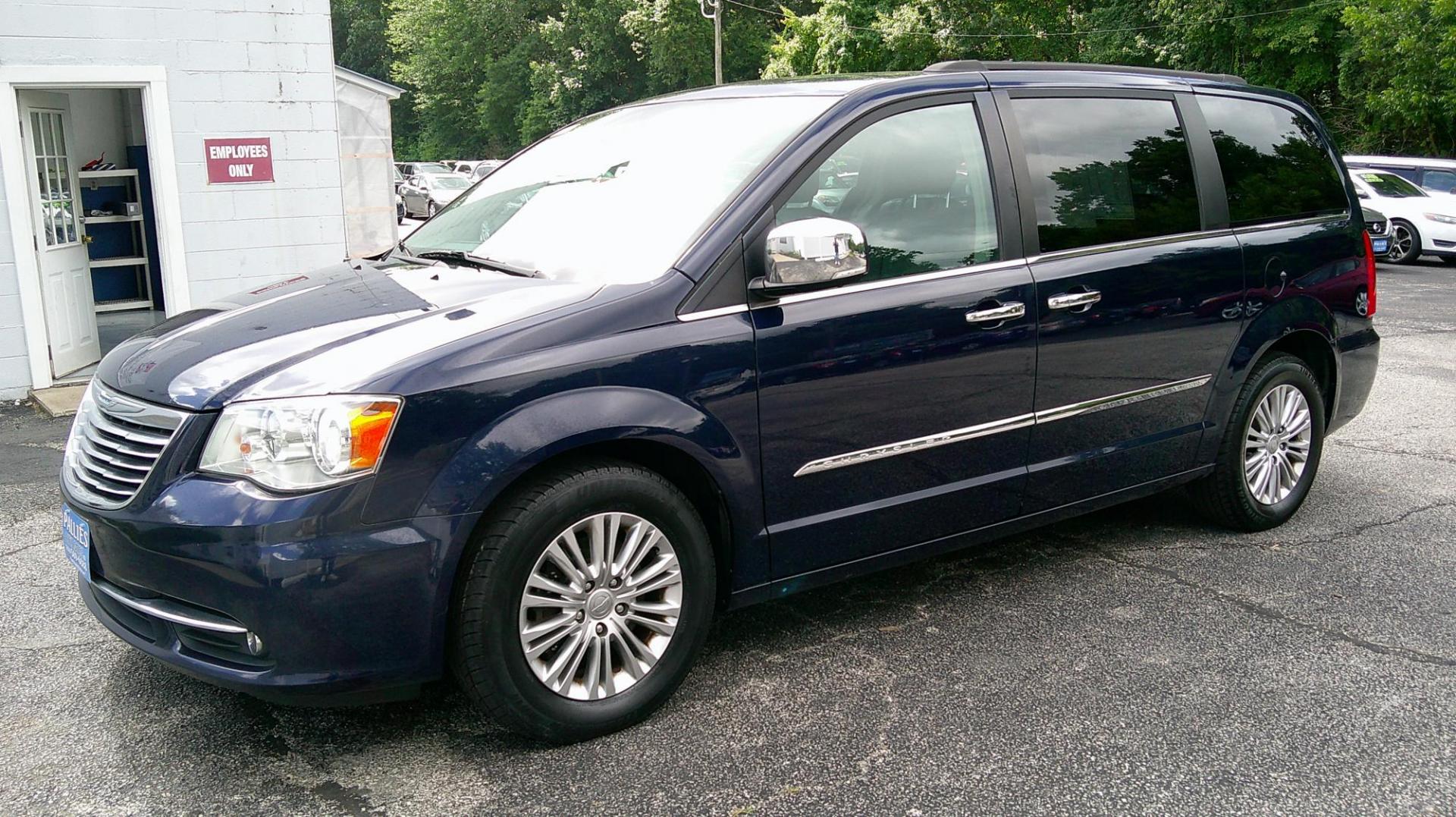 2015 BLUE Chrysler Town & Country Touring-L (2C4RC1CG5FR) with an 3.6L V6 DOHC 24V engine, 6-Speed Automatic transmission, located at 540a Delsea Drive, Sewell, NJ, 08080, (987) 867-5309, 39.752560, -75.111206 - Photo#1