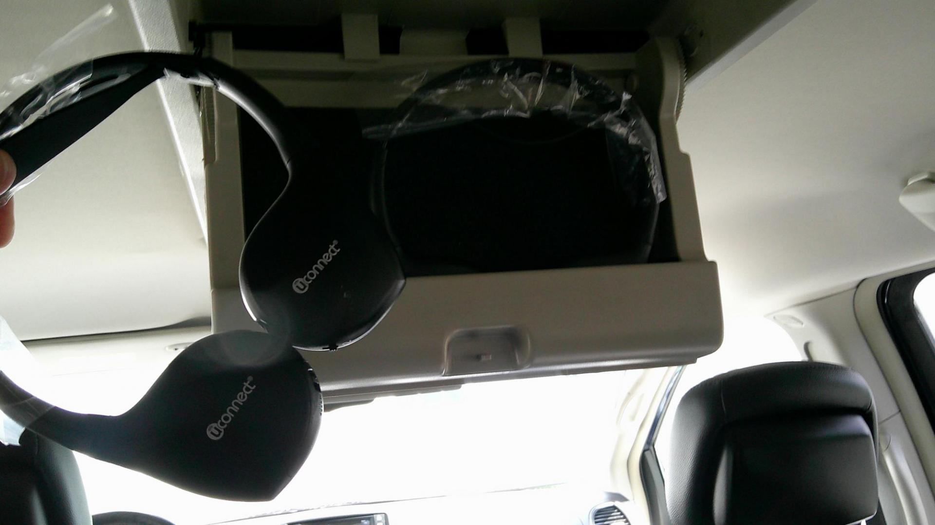 2015 BLUE Chrysler Town & Country Touring-L (2C4RC1CG5FR) with an 3.6L V6 DOHC 24V engine, 6-Speed Automatic transmission, located at 540a Delsea Drive, Sewell, NJ, 08080, (987) 867-5309, 39.752560, -75.111206 - Photo#27