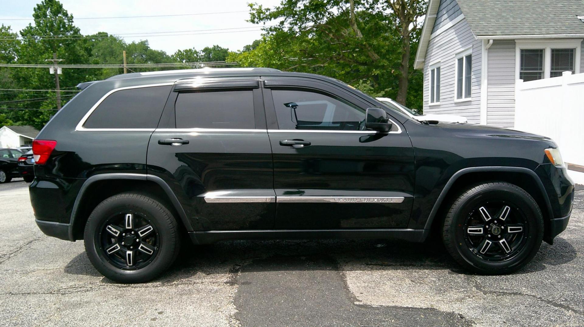 2013 GREEN Jeep Grand Cherokee Laredo 4WD (1C4RJFAG8DC) with an 3.6L V6 DOHC 24V engine, 5-Speed Automatic transmission, located at 540a Delsea Drive, Sewell, NJ, 08080, (987) 867-5309, 39.752560, -75.111206 - Photo#9