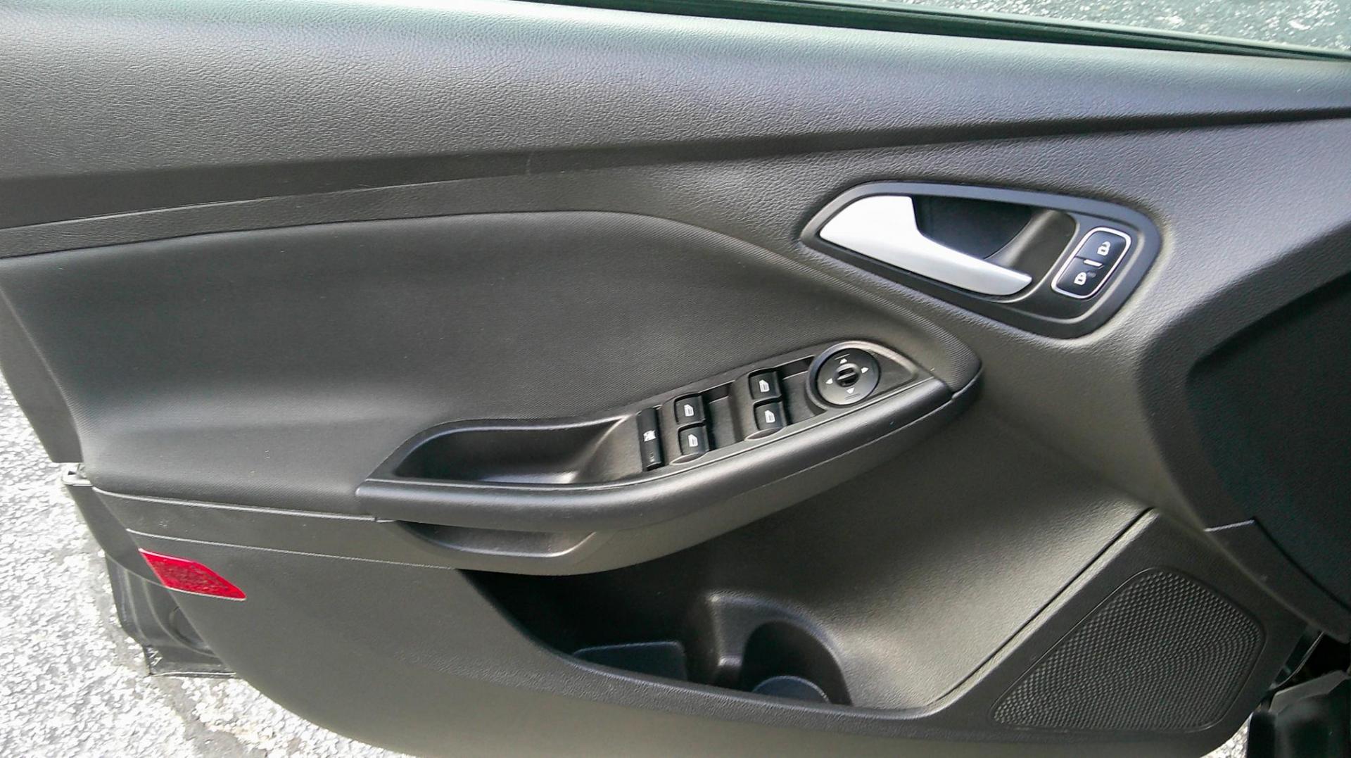 2016 GRAY Ford Focus SE Hatch (1FADP3K29GL) with an 2.0L L4 DOHC 16V engine, located at 540a Delsea Drive, Sewell, NJ, 08080, (987) 867-5309, 39.752560, -75.111206 - Photo#13