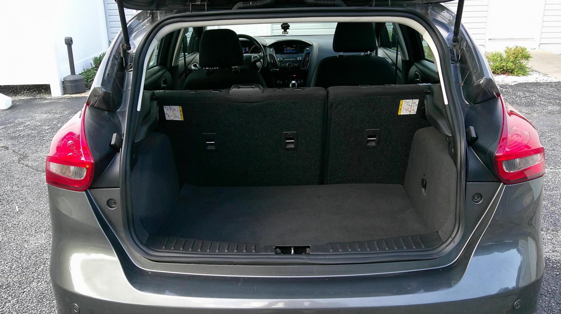 2016 GRAY Ford Focus SE Hatch (1FADP3K29GL) with an 2.0L L4 DOHC 16V engine, located at 540a Delsea Drive, Sewell, NJ, 08080, (987) 867-5309, 39.752560, -75.111206 - Photo#27