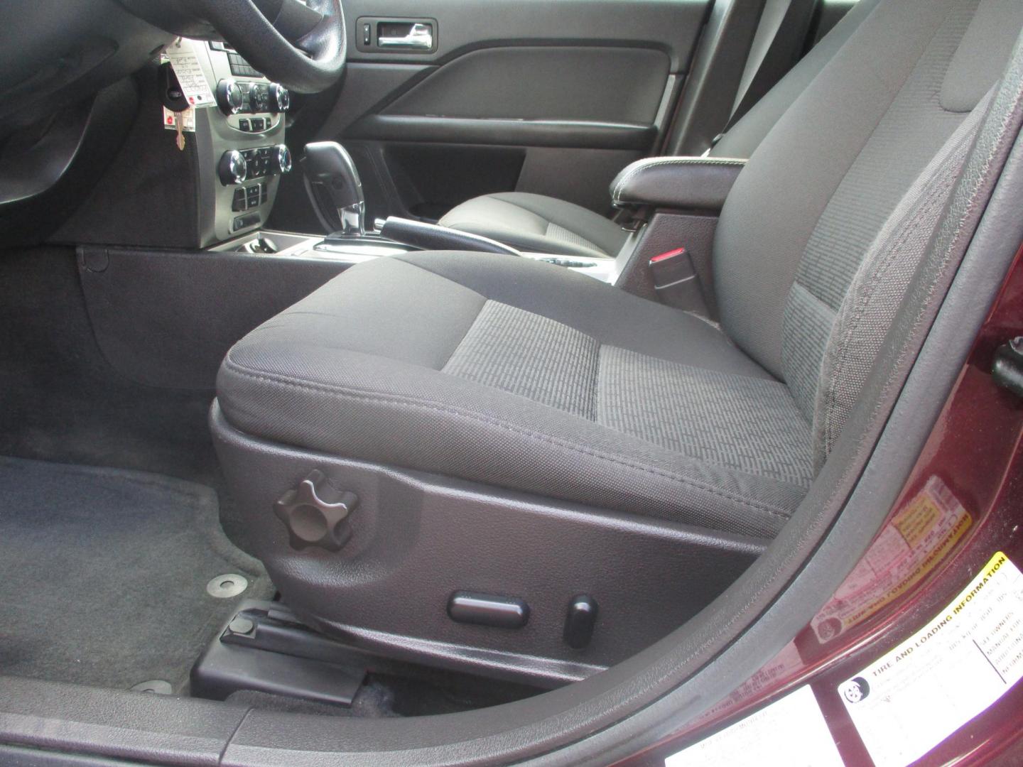 2011 MAROON Ford Fusion I4 SE (3FAHP0HA9BR) with an 2.5L L4 DOHC 16V engine, located at 540a Delsea Drive, Sewell, NJ, 08080, (987) 867-5309, 39.752560, -75.111206 - Photo#12