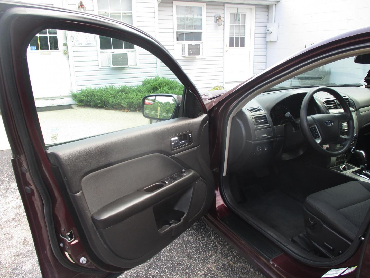 2011 MAROON Ford Fusion I4 SE (3FAHP0HA9BR) with an 2.5L L4 DOHC 16V engine, located at 540a Delsea Drive, Sewell, NJ, 08080, (987) 867-5309, 39.752560, -75.111206 - Photo#14