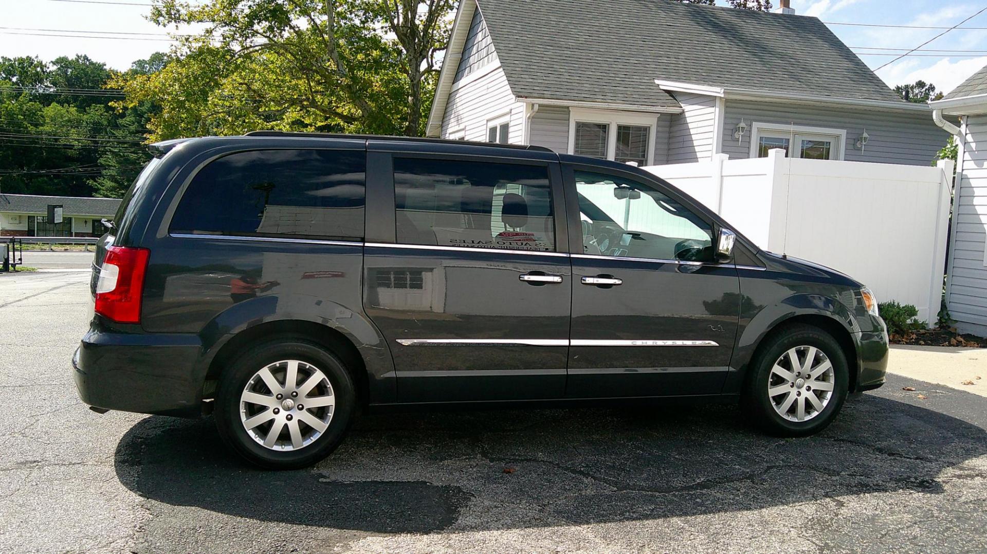 2012 GRAY Chrysler Town & Country Touring-L (2C4RC1CG7CR) with an 3.6L V6 DOHC 24V engine, 6-Speed Automatic transmission, located at 540a Delsea Drive, Sewell, NJ, 08080, (987) 867-5309, 39.752560, -75.111206 - Photo#6