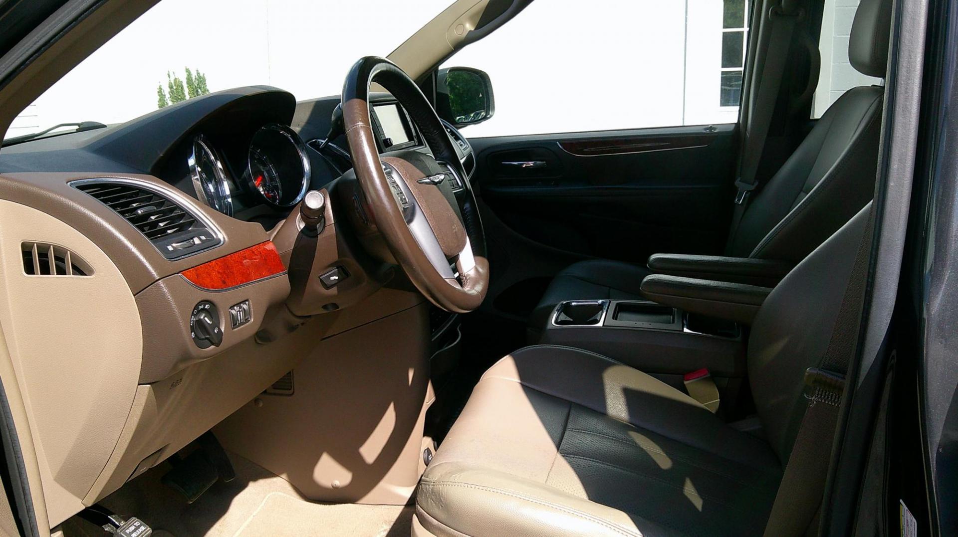 2012 GRAY Chrysler Town & Country Touring-L (2C4RC1CG7CR) with an 3.6L V6 DOHC 24V engine, 6-Speed Automatic transmission, located at 540a Delsea Drive, Sewell, NJ, 08080, (987) 867-5309, 39.752560, -75.111206 - Photo#11