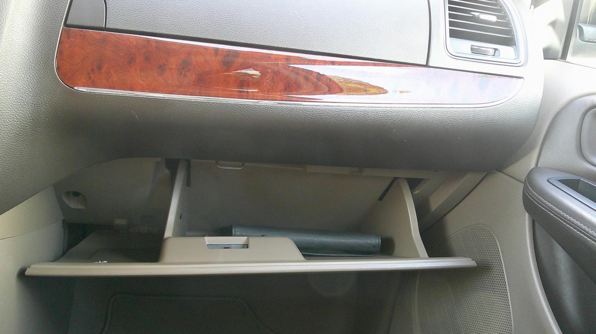 2012 GRAY Chrysler Town & Country Touring-L (2C4RC1CG7CR) with an 3.6L V6 DOHC 24V engine, 6-Speed Automatic transmission, located at 540a Delsea Drive, Sewell, NJ, 08080, (987) 867-5309, 39.752560, -75.111206 - Photo#18