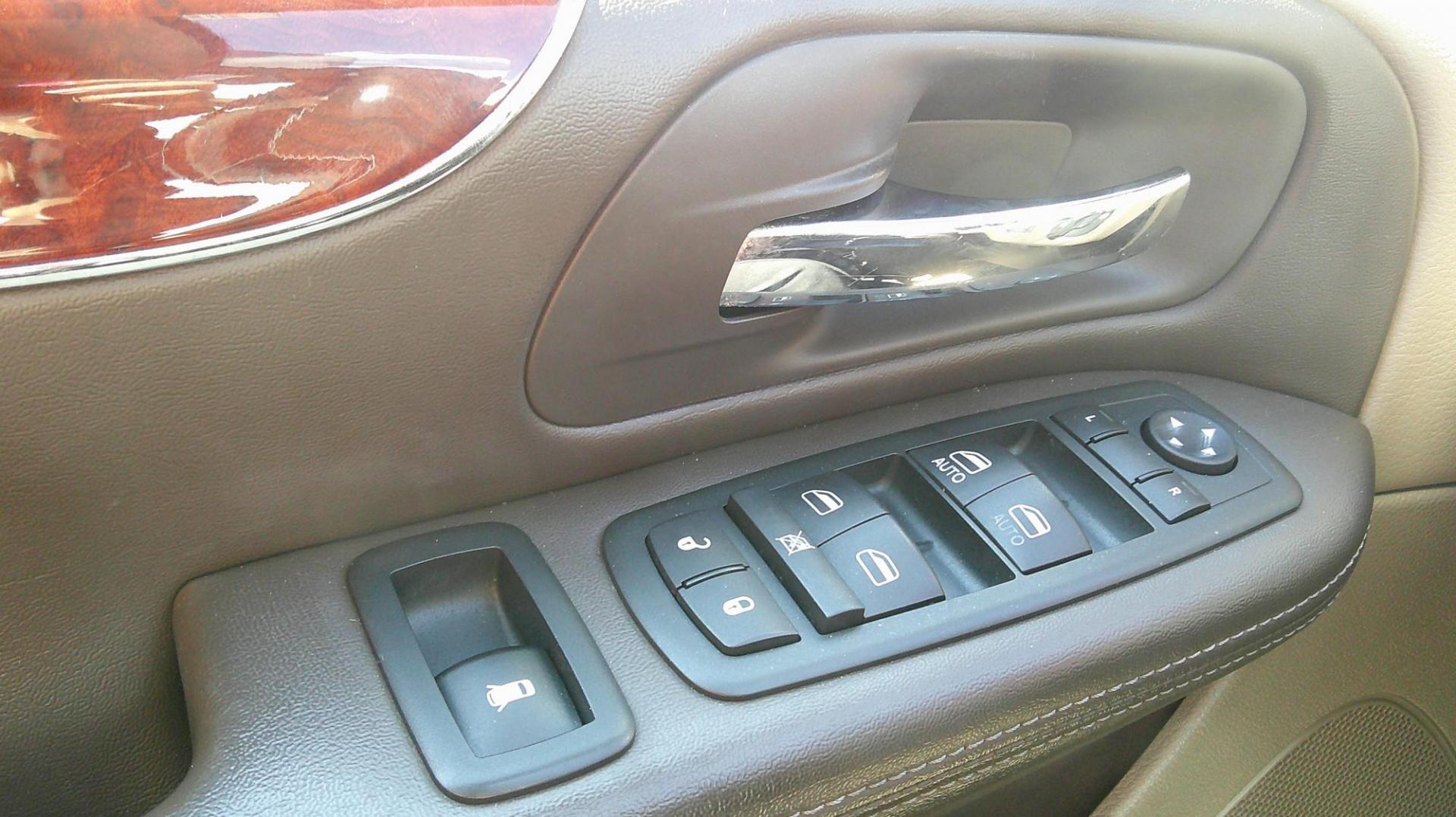 2012 GRAY Chrysler Town & Country Touring-L (2C4RC1CG7CR) with an 3.6L V6 DOHC 24V engine, 6-Speed Automatic transmission, located at 540a Delsea Drive, Sewell, NJ, 08080, (987) 867-5309, 39.752560, -75.111206 - Photo#10