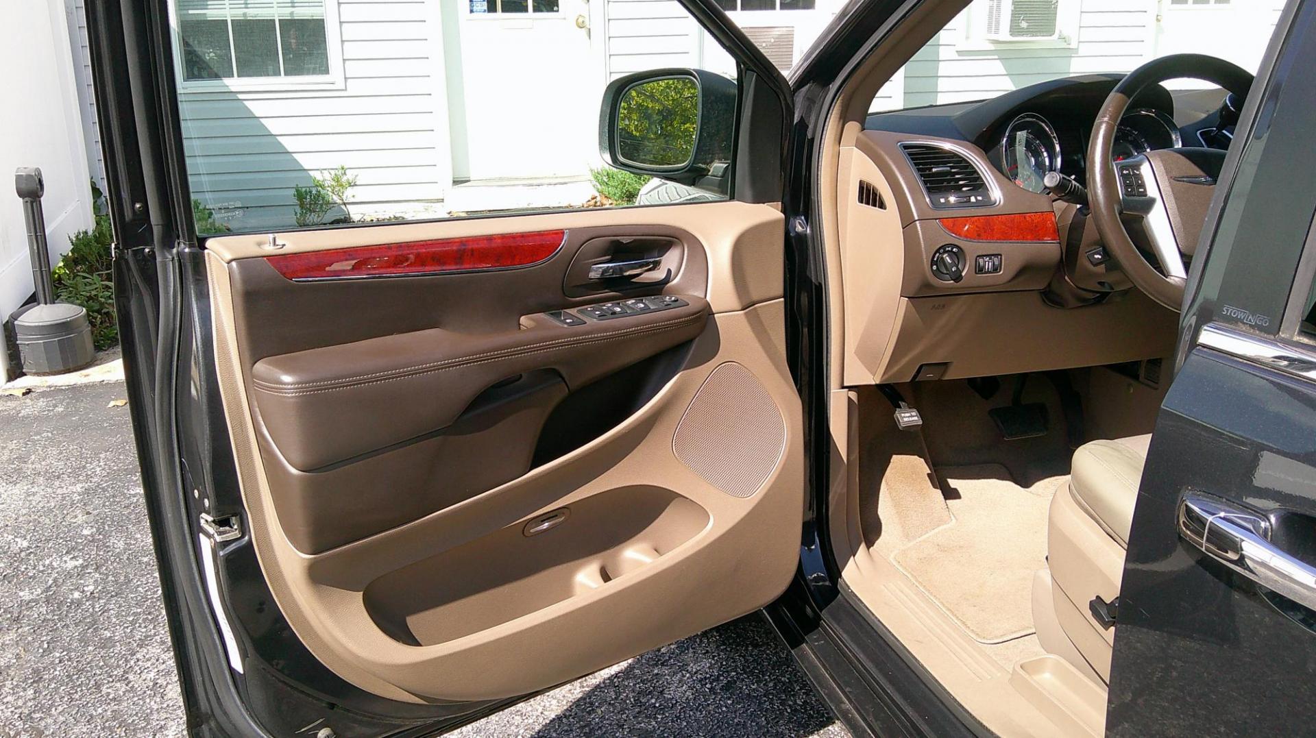 2012 GRAY Chrysler Town & Country Touring-L (2C4RC1CG7CR) with an 3.6L V6 DOHC 24V engine, 6-Speed Automatic transmission, located at 540a Delsea Drive, Sewell, NJ, 08080, (987) 867-5309, 39.752560, -75.111206 - Photo#9