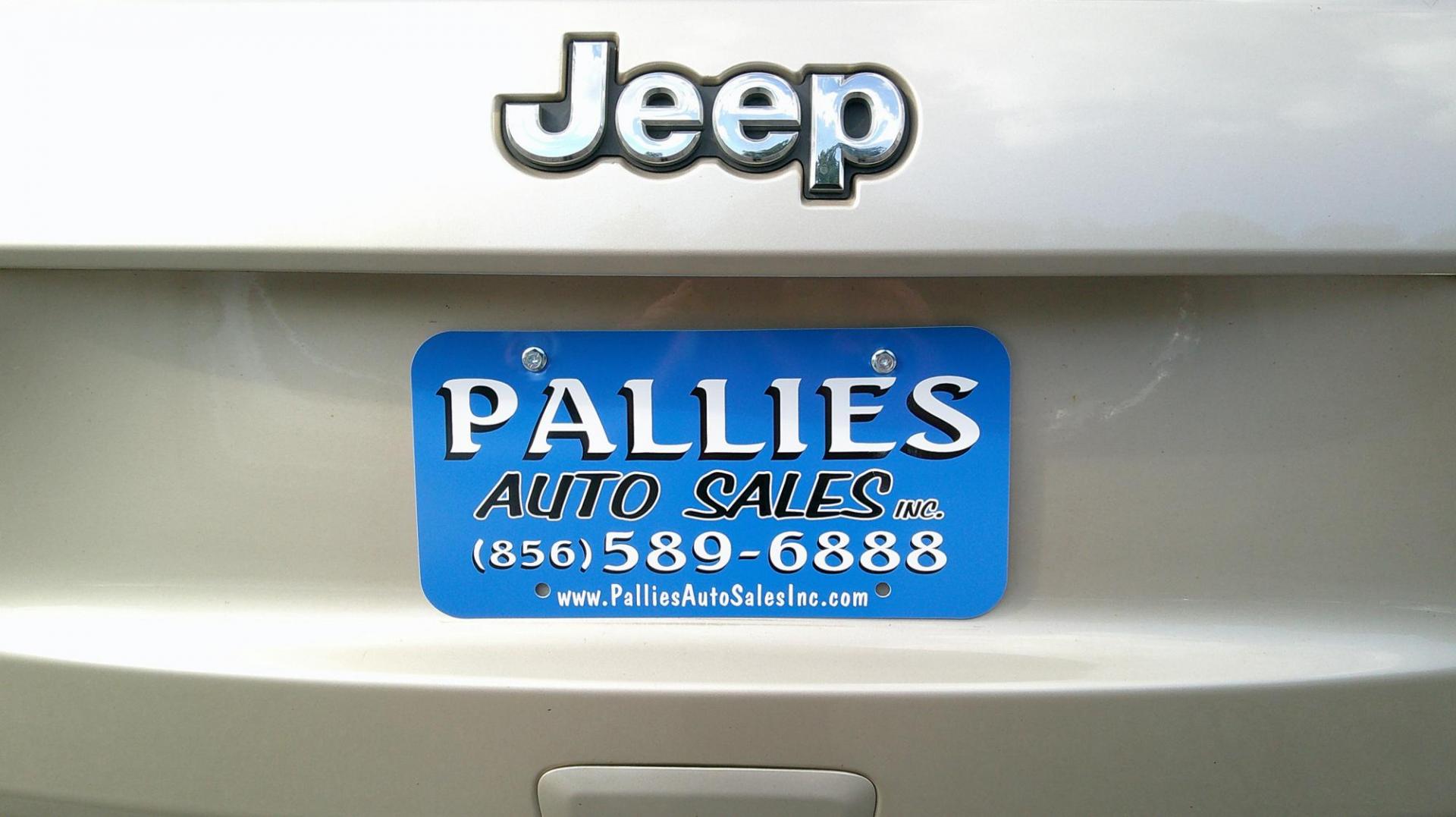 2014 GOLD Jeep Grand Cherokee Laredo 4WD (1C4RJFAG9EC) with an 3.6L V6 DOHC 24V engine, 5-Speed Automatic transmission, located at 540a Delsea Drive, Sewell, NJ, 08080, (987) 867-5309, 39.752560, -75.111206 - Photo#4