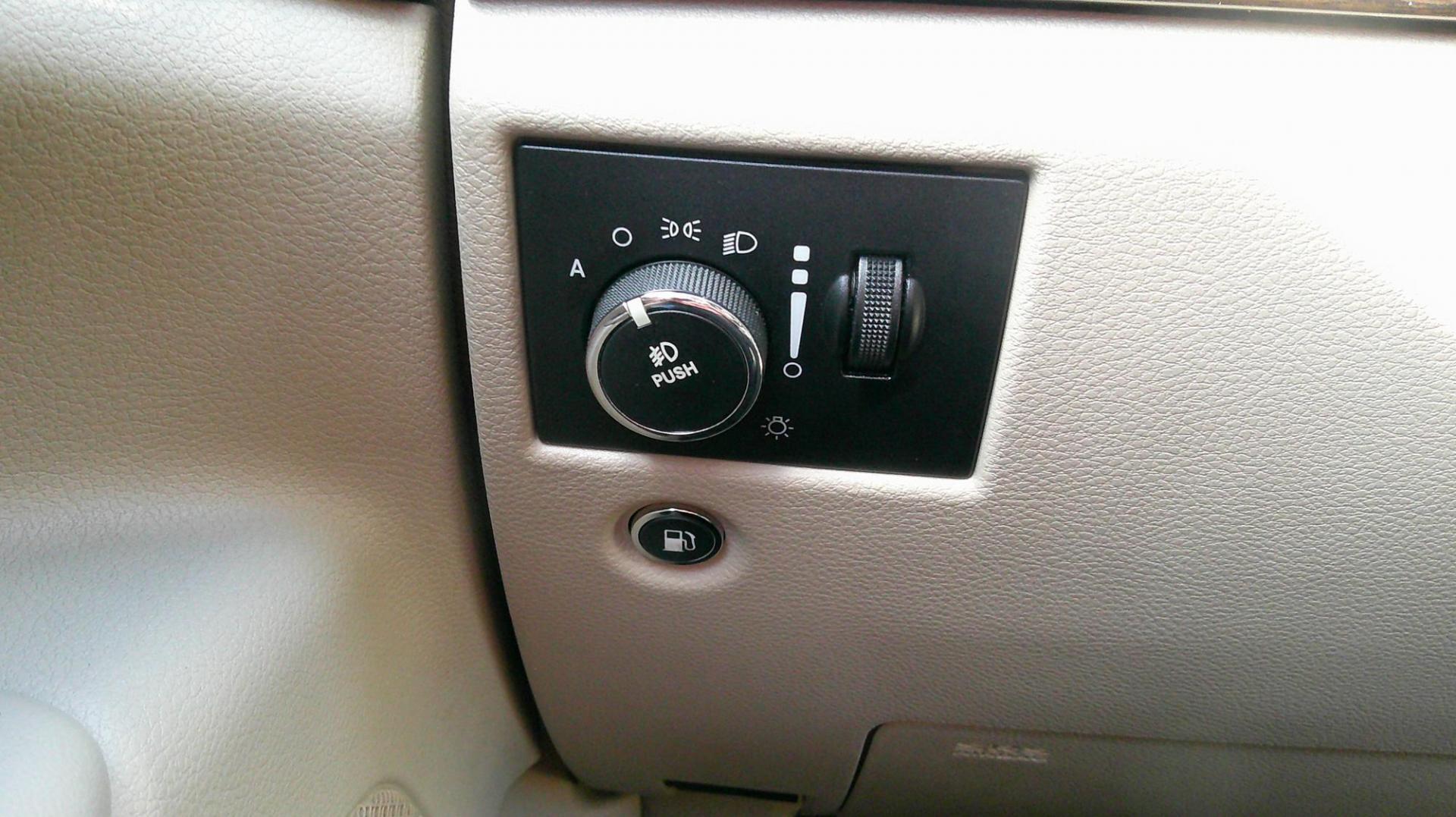 2014 GOLD Jeep Grand Cherokee Laredo 4WD (1C4RJFAG9EC) with an 3.6L V6 DOHC 24V engine, 5-Speed Automatic transmission, located at 540a Delsea Drive, Sewell, NJ, 08080, (987) 867-5309, 39.752560, -75.111206 - Photo#16