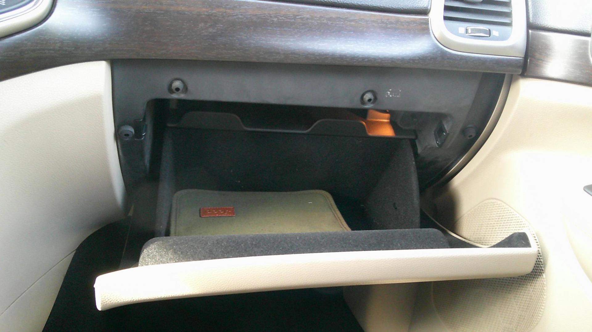 2014 GOLD Jeep Grand Cherokee Laredo 4WD (1C4RJFAG9EC) with an 3.6L V6 DOHC 24V engine, 5-Speed Automatic transmission, located at 540a Delsea Drive, Sewell, NJ, 08080, (987) 867-5309, 39.752560, -75.111206 - Photo#18