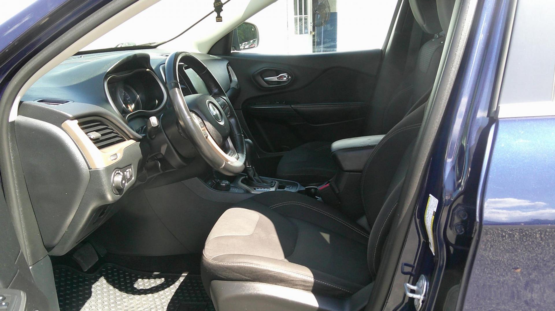 2016 BLUE Jeep Cherokee Latitude 4WD (1C4PJMCS4GW) with an 3.2L V6 DOHC 24V engine, 9-Speed Automatic transmission, located at 540a Delsea Drive, Sewell, NJ, 08080, (987) 867-5309, 39.752560, -75.111206 - Photo#13