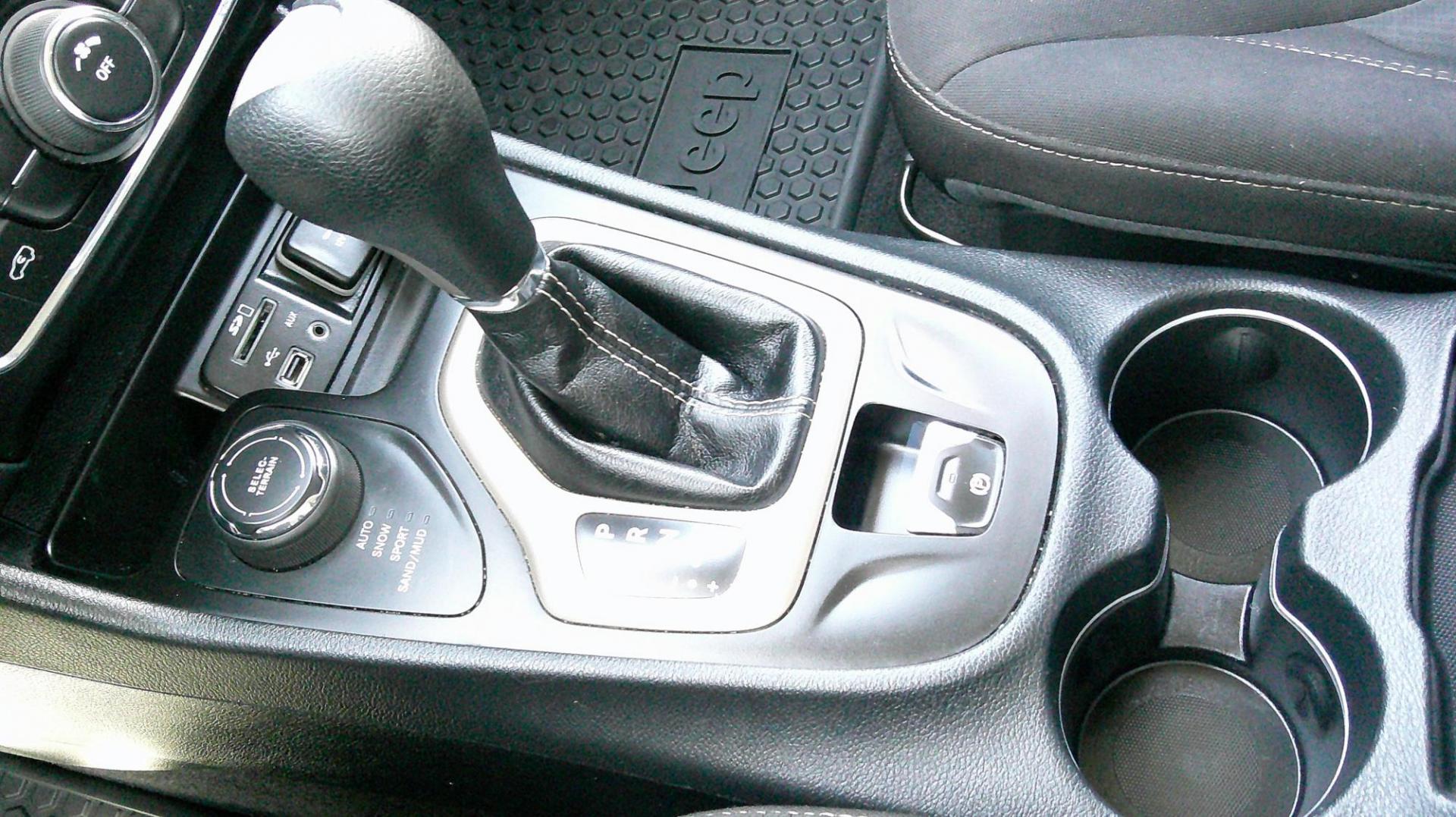 2016 BLUE Jeep Cherokee Latitude 4WD (1C4PJMCS4GW) with an 3.2L V6 DOHC 24V engine, 9-Speed Automatic transmission, located at 540a Delsea Drive, Sewell, NJ, 08080, (987) 867-5309, 39.752560, -75.111206 - Photo#19