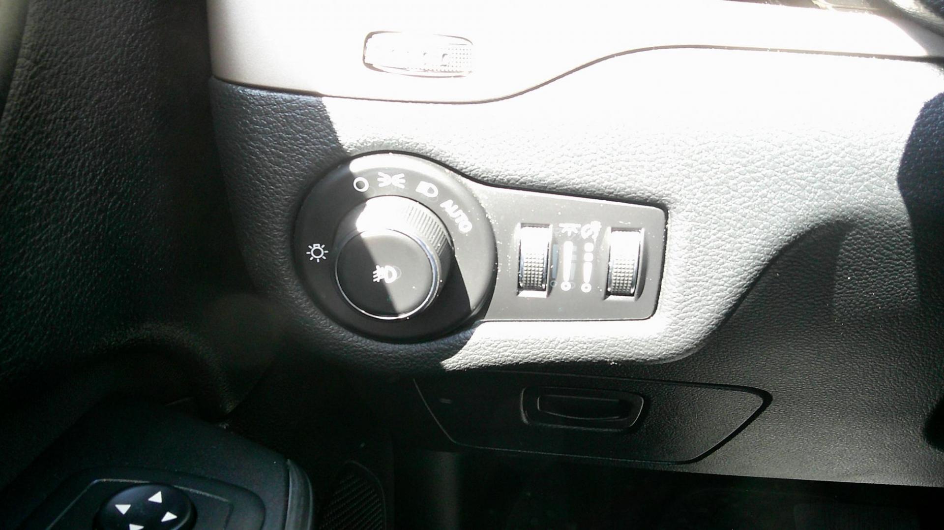 2016 BLUE Jeep Cherokee Latitude 4WD (1C4PJMCS4GW) with an 3.2L V6 DOHC 24V engine, 9-Speed Automatic transmission, located at 540a Delsea Drive, Sewell, NJ, 08080, (987) 867-5309, 39.752560, -75.111206 - Photo#20