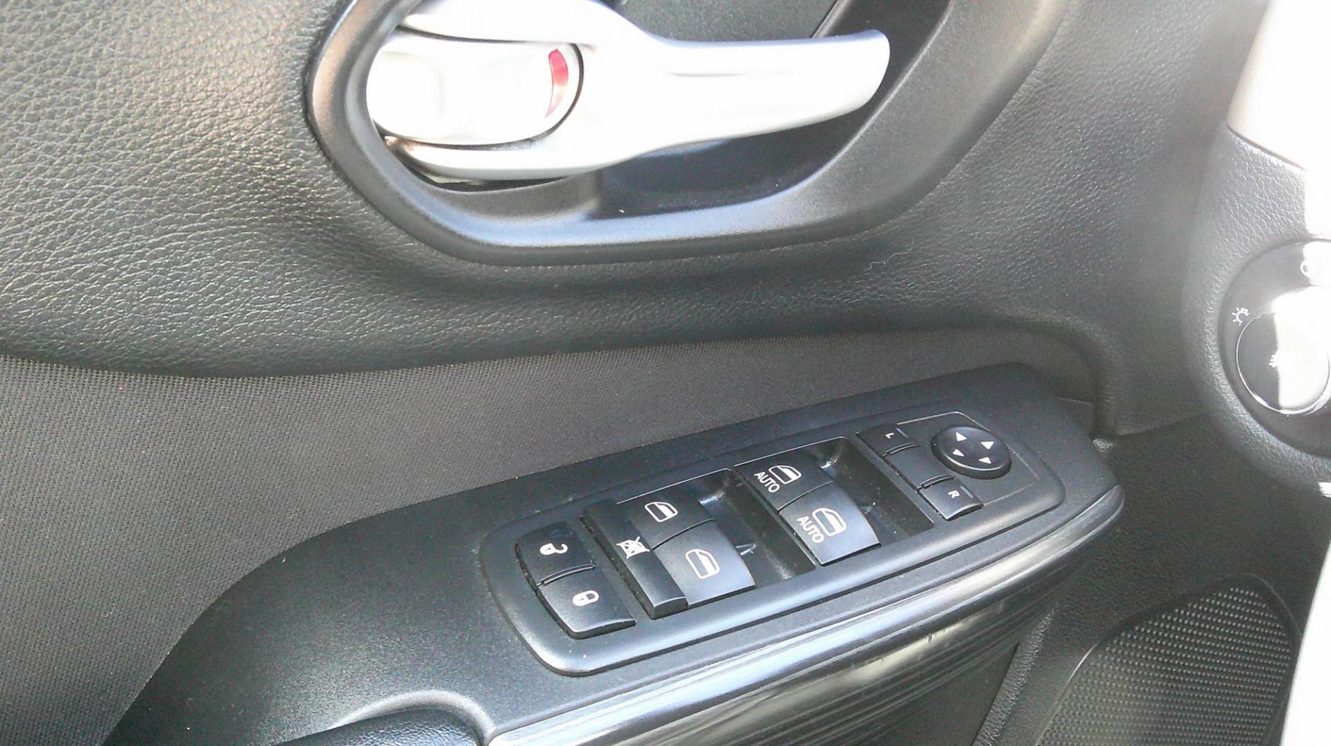 2016 BLUE Jeep Cherokee Latitude 4WD (1C4PJMCS4GW) with an 3.2L V6 DOHC 24V engine, 9-Speed Automatic transmission, located at 540a Delsea Drive, Sewell, NJ, 08080, (987) 867-5309, 39.752560, -75.111206 - Photo#12