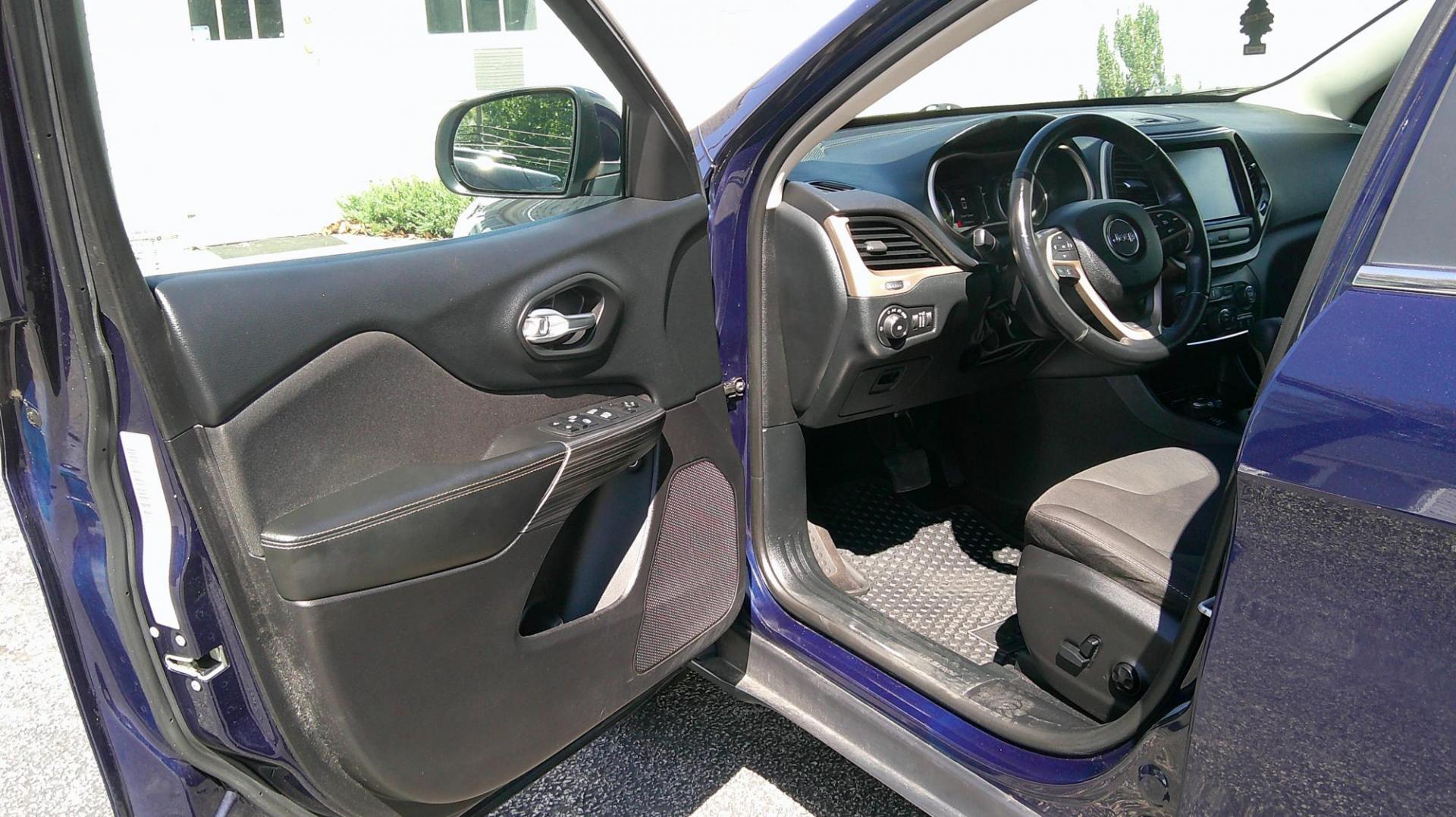 2016 BLUE Jeep Cherokee Latitude 4WD (1C4PJMCS4GW) with an 3.2L V6 DOHC 24V engine, 9-Speed Automatic transmission, located at 540a Delsea Drive, Sewell, NJ, 08080, (987) 867-5309, 39.752560, -75.111206 - Photo#11